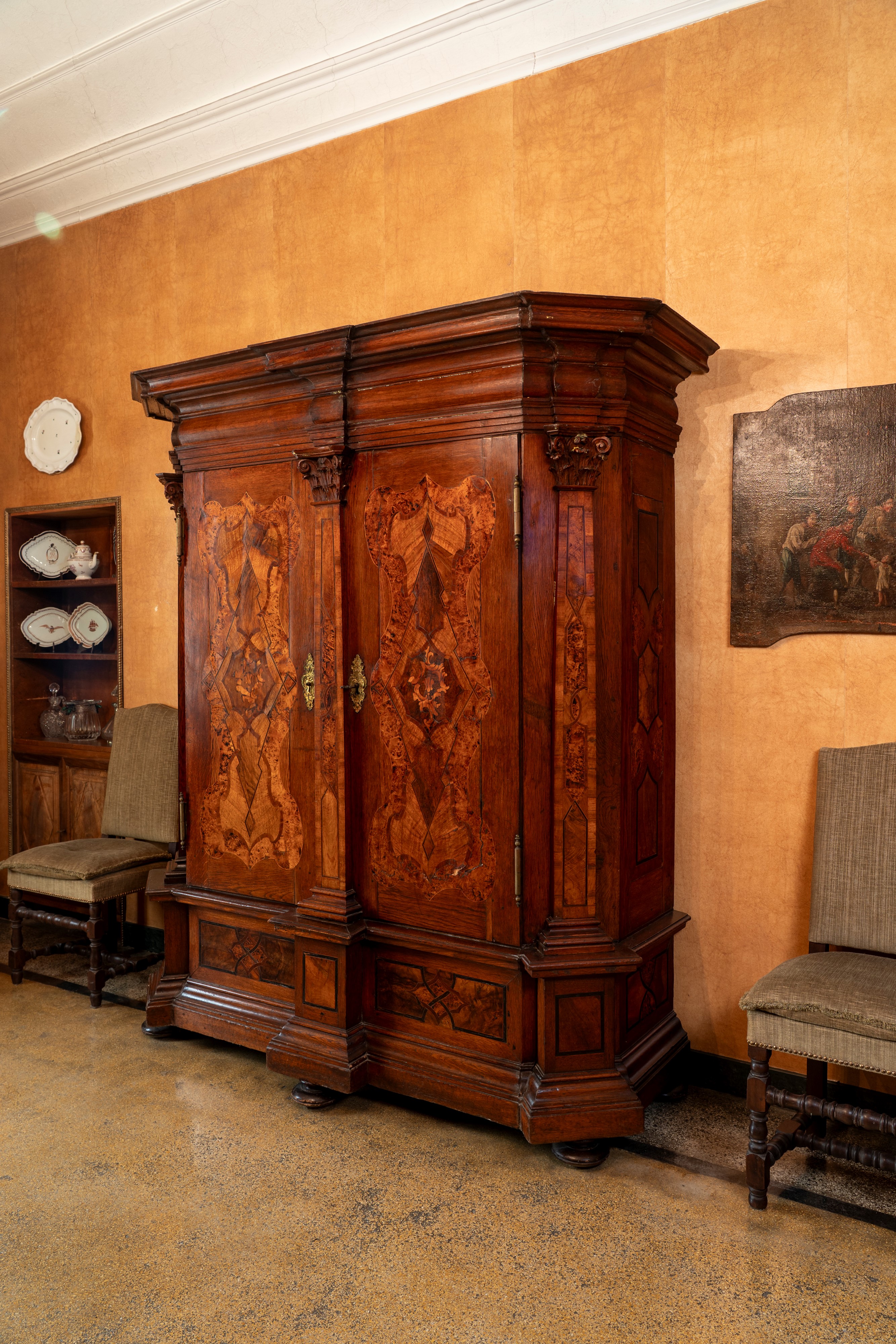 Cabinet in stile barocco, noce, radica e legni intarsiati