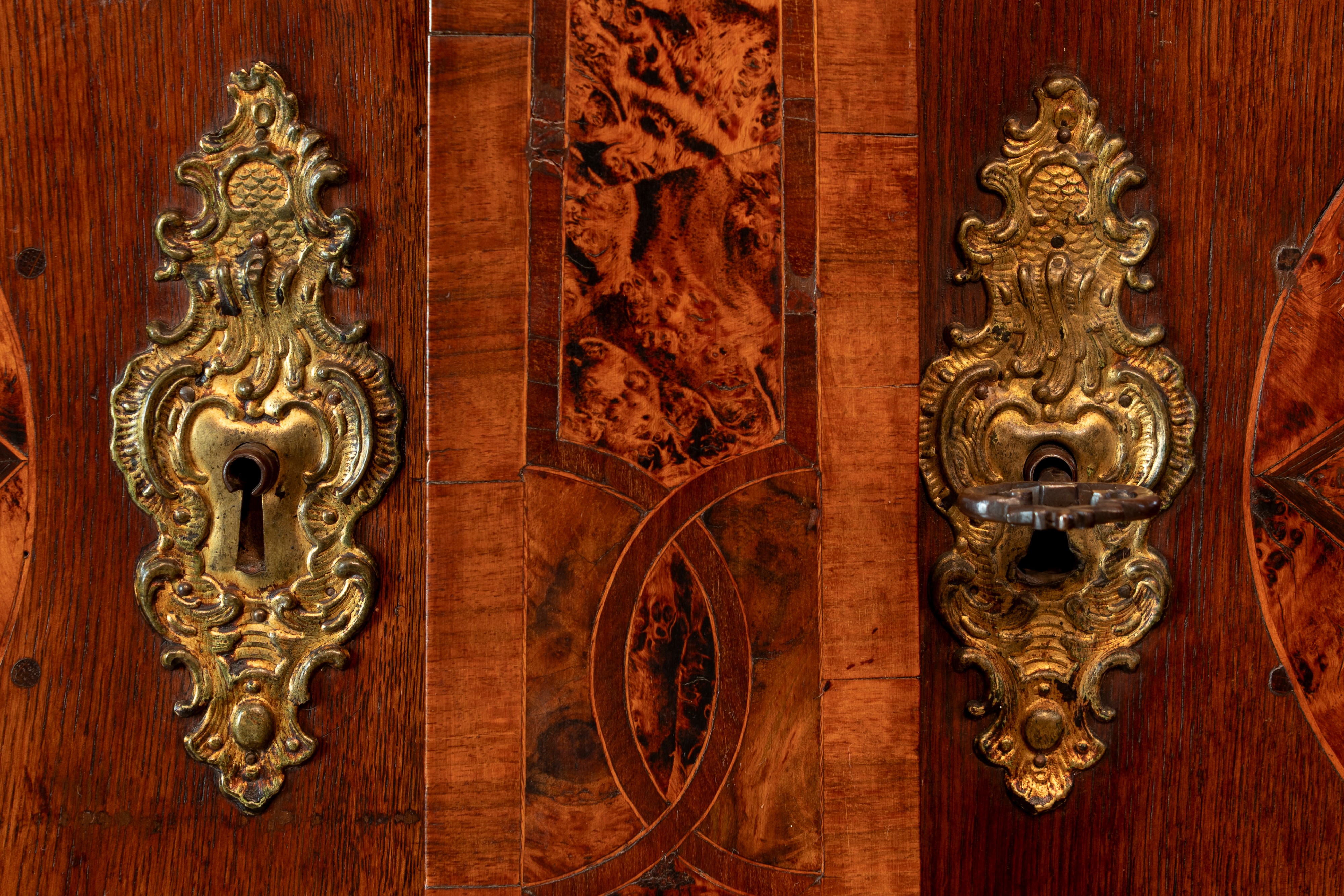Cabinet in stile barocco, noce, radica e legni intarsiati