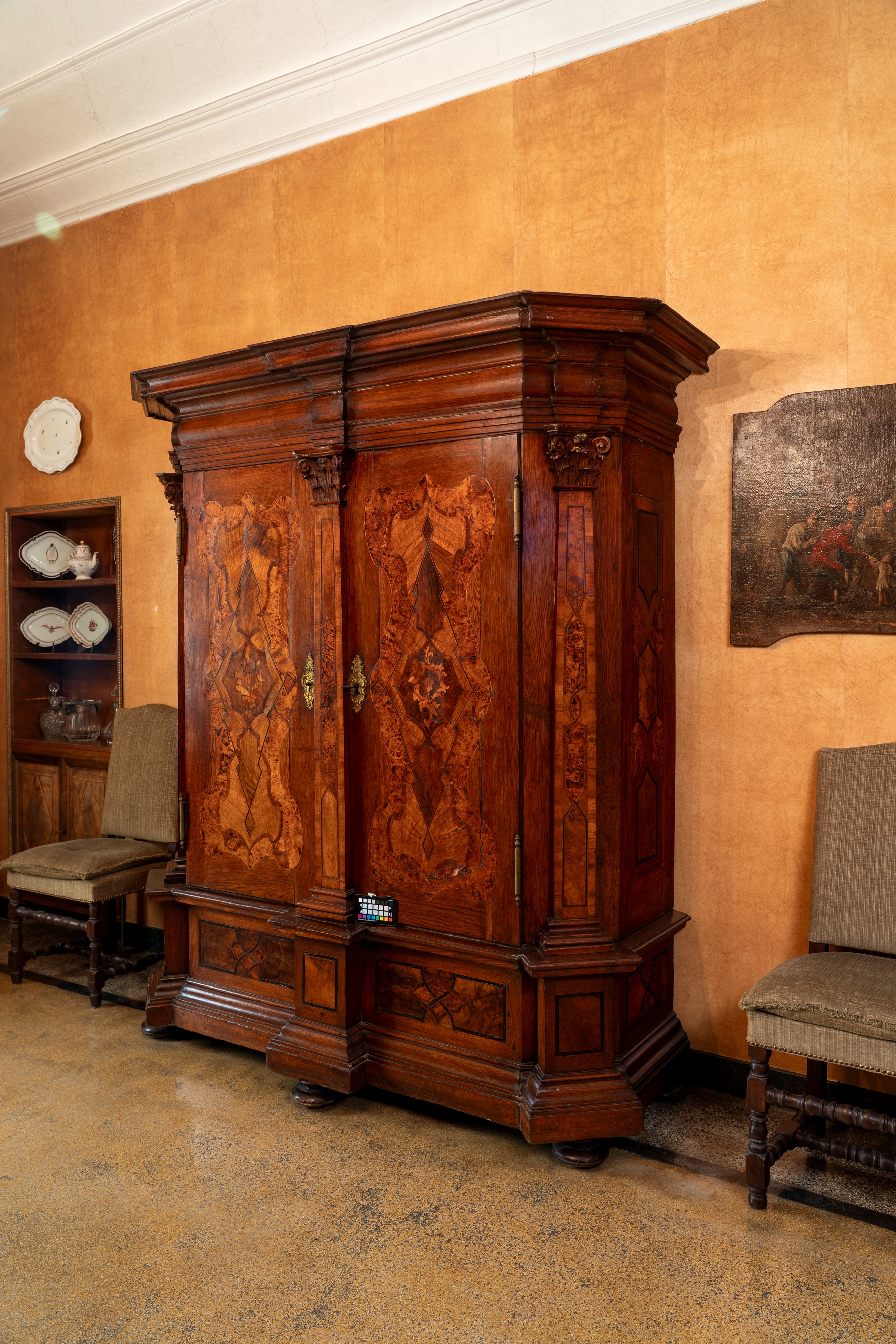 Cabinet in stile barocco, noce, radica e legni intarsiati