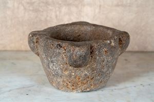 Mortaio in pietra scolpita.