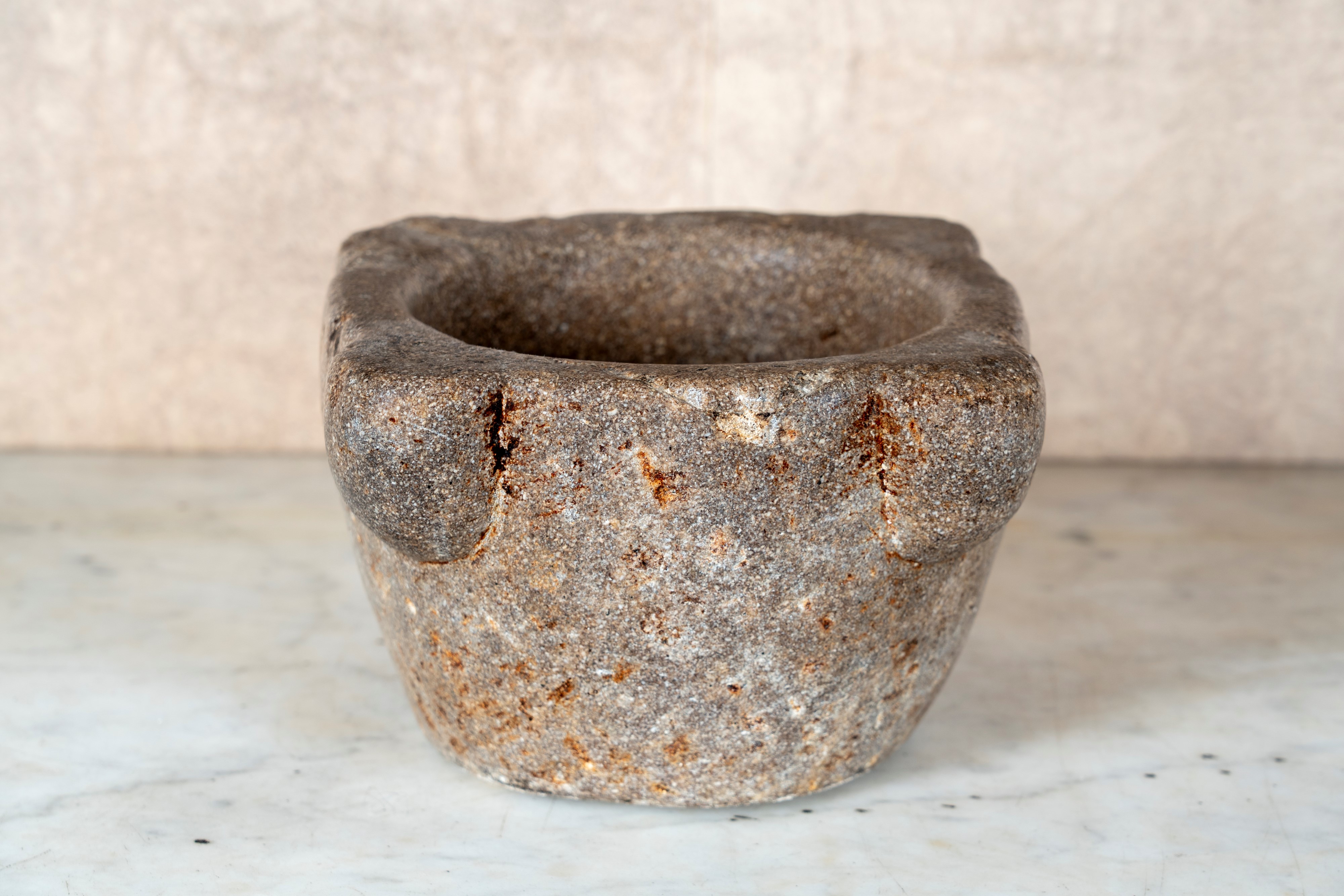 Mortaio in pietra scolpita, dimensioni 13×20×19,7 cm