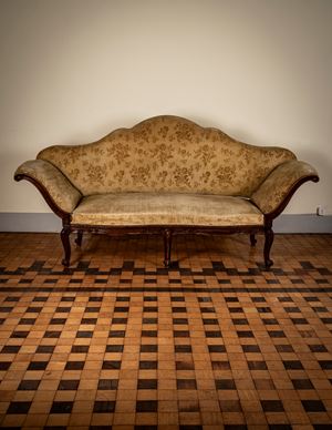 Divano a orecchioni in noce. Lombardia, secolo XVIII.