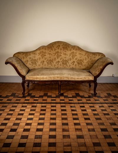 Divano a orecchioni in noce, Lombardia, secolo XVIII