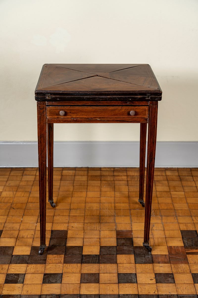 Tavolino da gioco lastronato e filettato, fine secolo XVIII