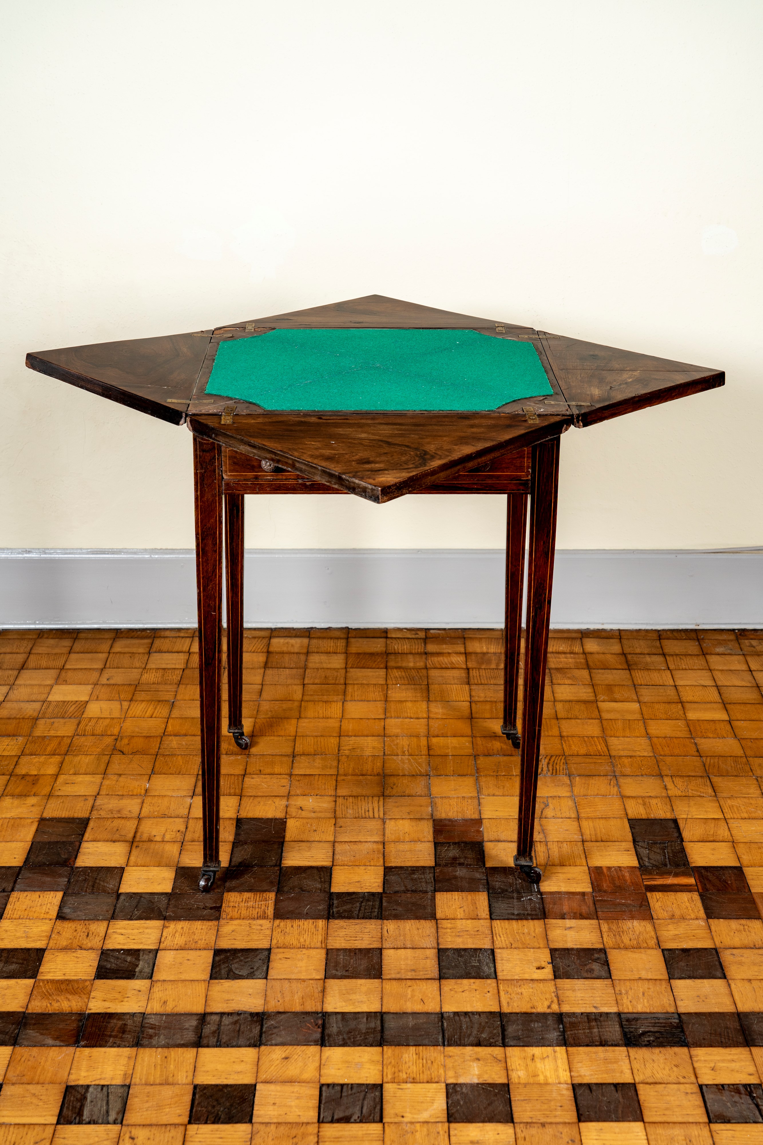 Tavolino da gioco lastronato e filettato, fine secolo XVIII