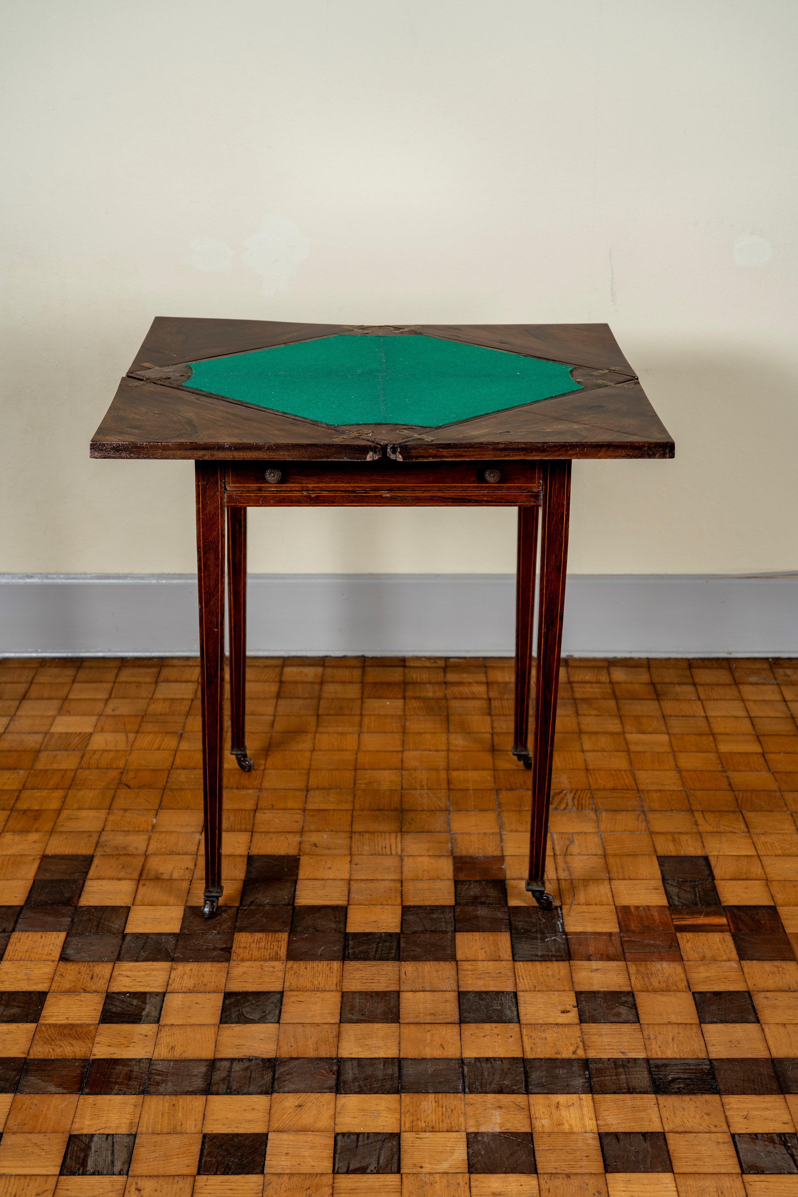 Tavolino da gioco lastronato e filettato, fine secolo XVIII