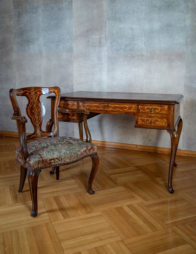 Scrivania da centro e poltrona, legno lastronato e intarsiato a volute e motivi vegetali, secolo ...