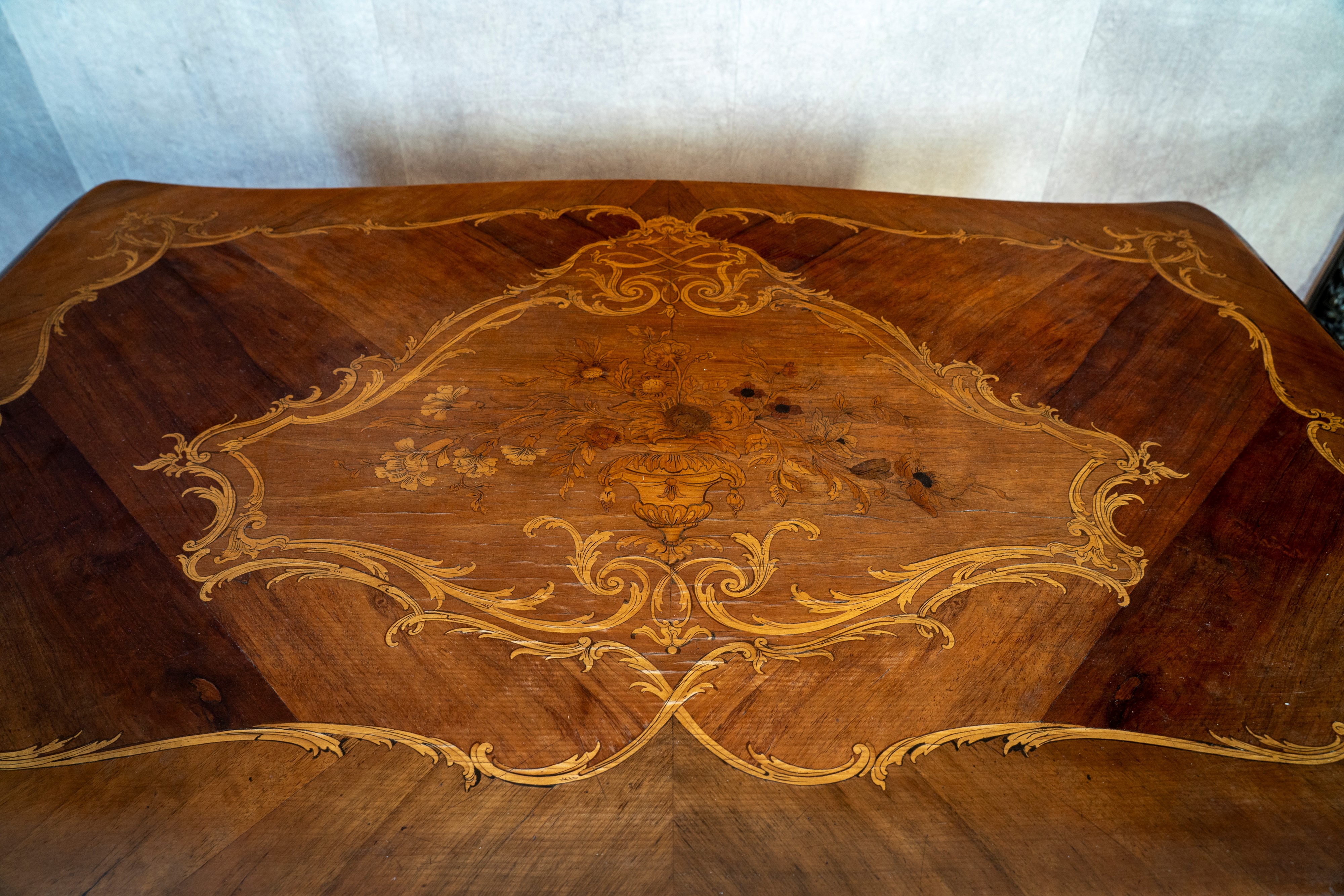 Scrivania da centro e poltrona, legno lastronato e intarsiato a volute e motivi vegetali, secolo ...