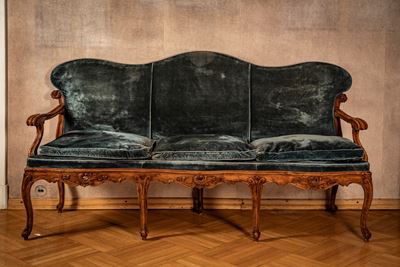 Divano di forma mossa in noce, Secolo XVIII