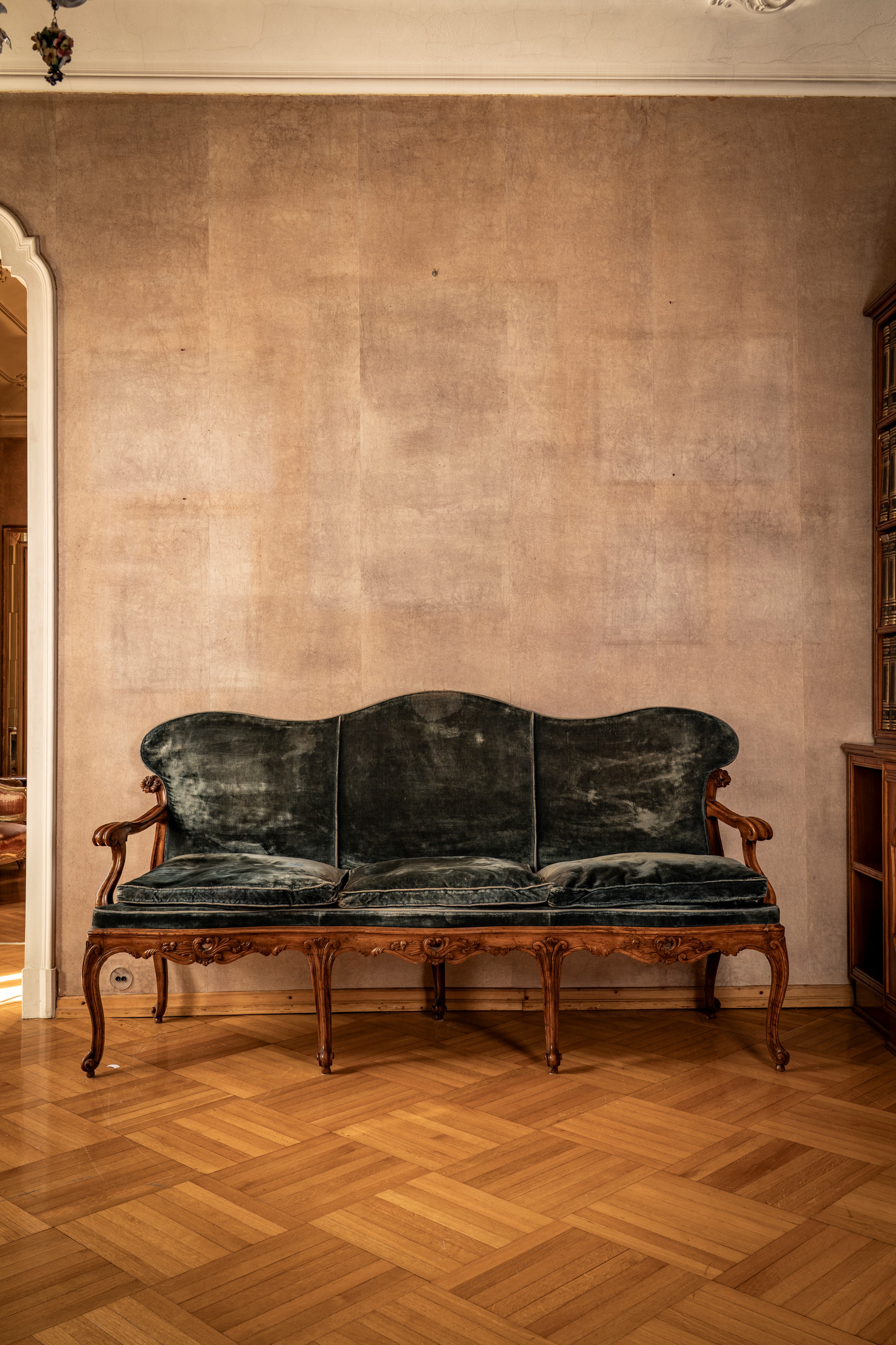 Divano di forma mossa in noce, Secolo XVIII