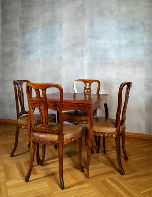 Tavolo da centro con quattro sedie olandesi lastronate e intarsiate in legni vari. Secolo XIX.