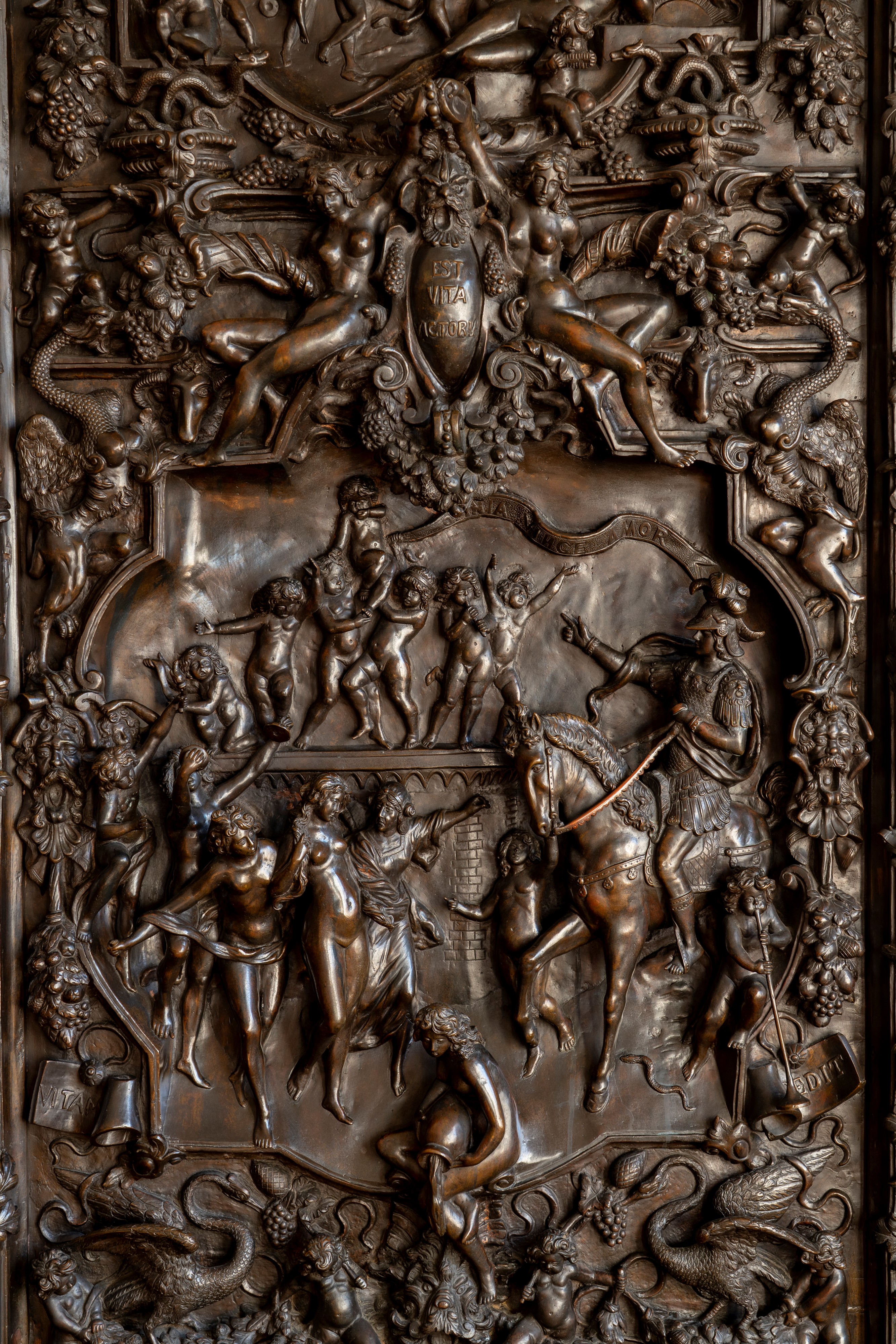 Battente di porta monumentale, bronzo fuso e cesellato con decorazioni ad altorilievo (sec. XIX-X...