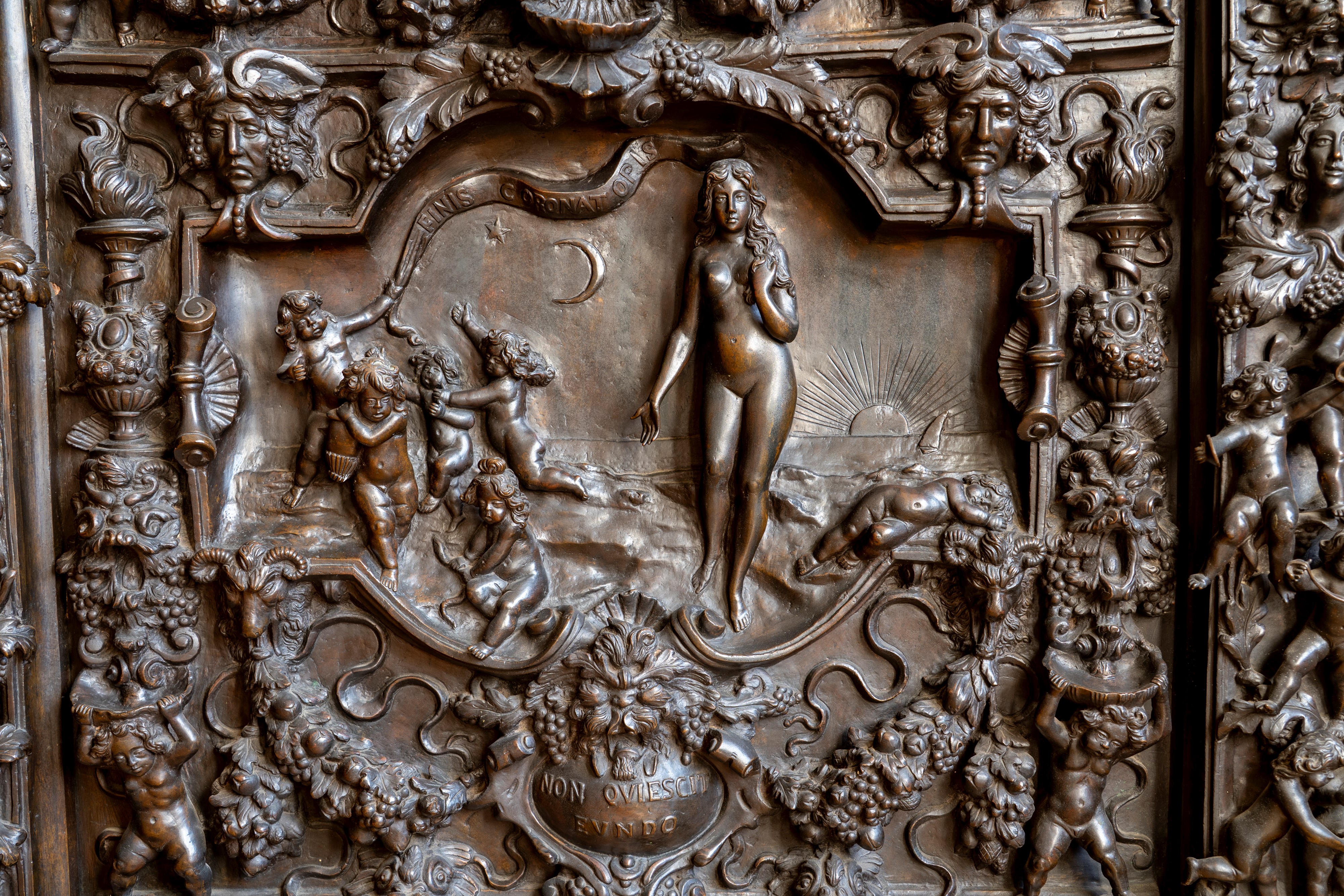 Battente di porta monumentale, bronzo fuso e cesellato con decorazioni ad altorilievo (sec. XIX-X...