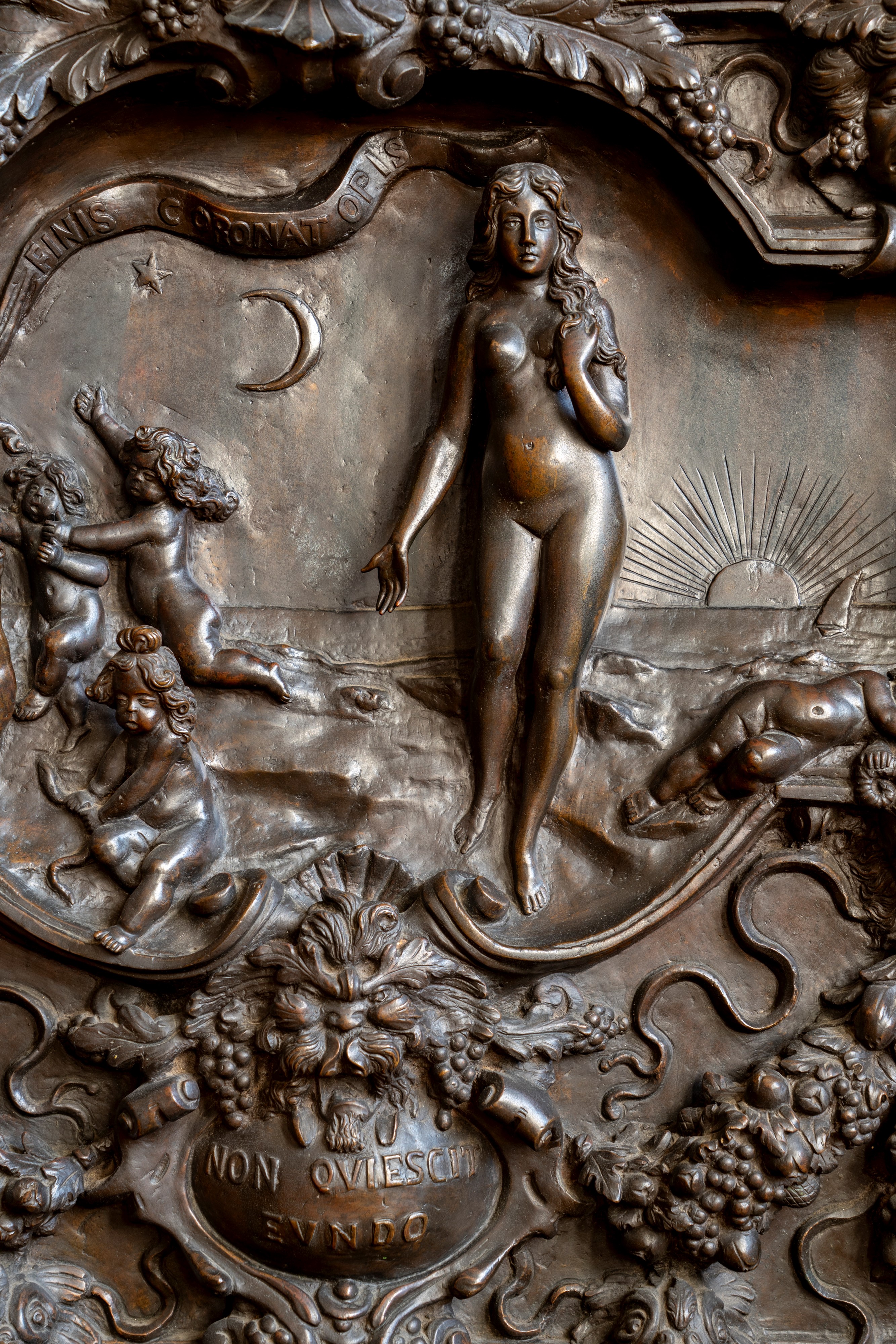 Battente di porta monumentale, bronzo fuso e cesellato con decorazioni ad altorilievo (sec. XIX-X...