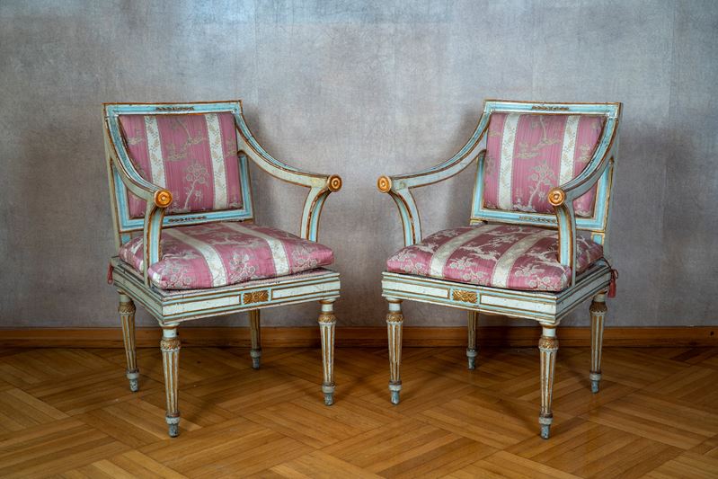 Coppia di poltrone, legno laccato e dorato, fine secolo XVIII