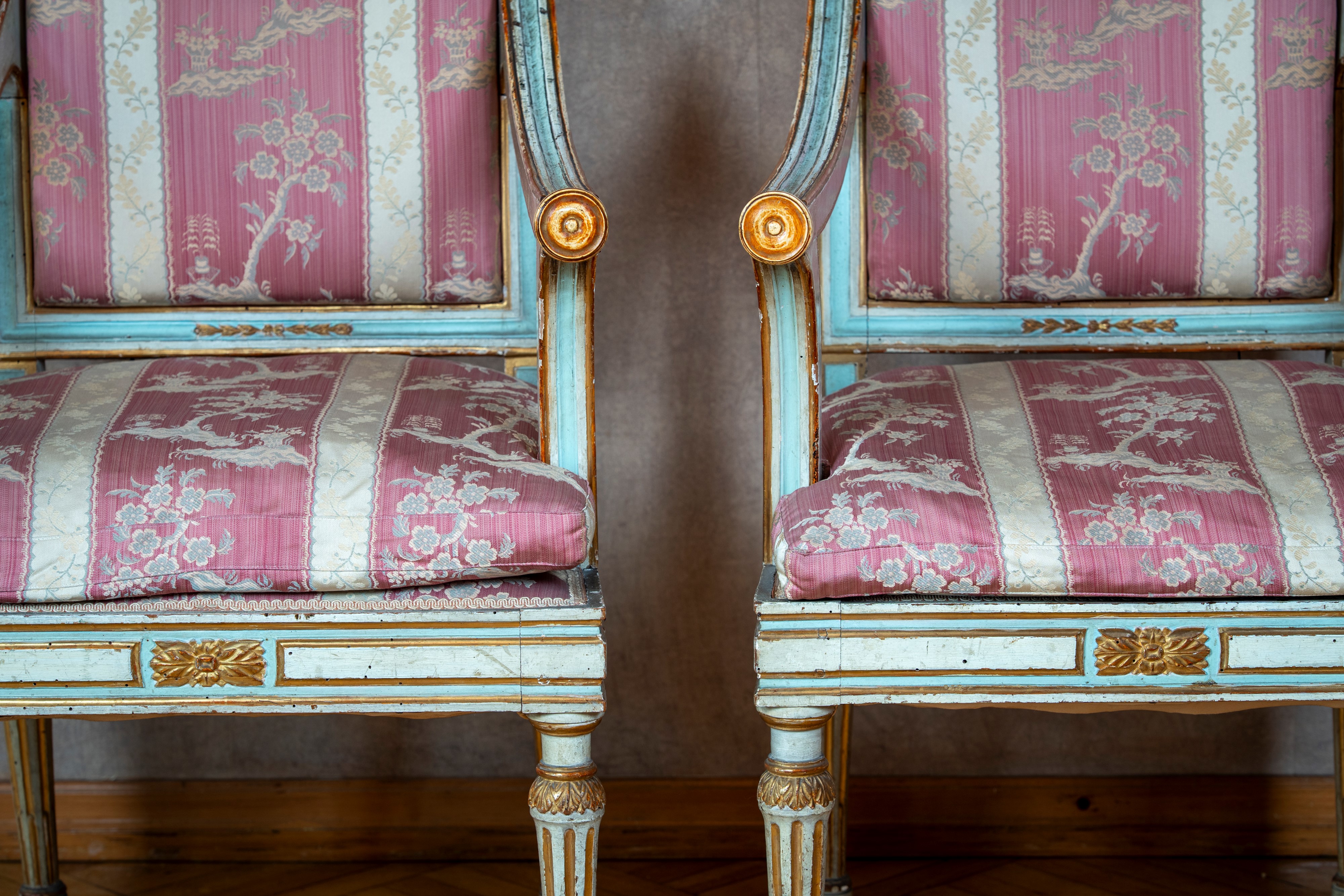 Coppia di poltrone, legno laccato e dorato, fine secolo XVIII