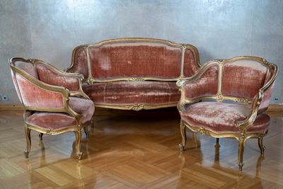 Fornitura da salotto, divano e due poltrone in legno dorato, Secolo XIX
