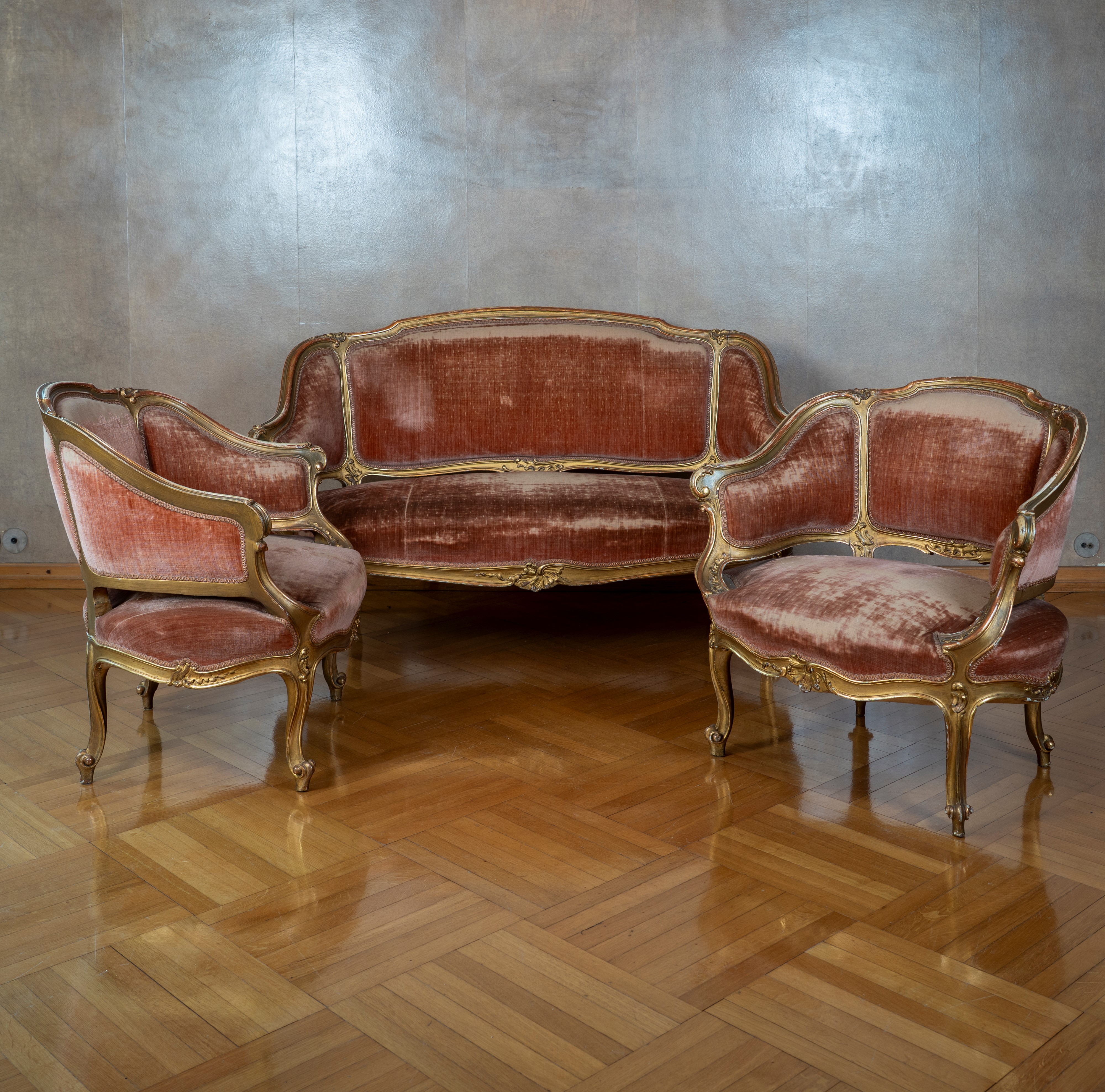 Fornitura da salotto, divano e due poltrone in legno dorato, Secolo XIX