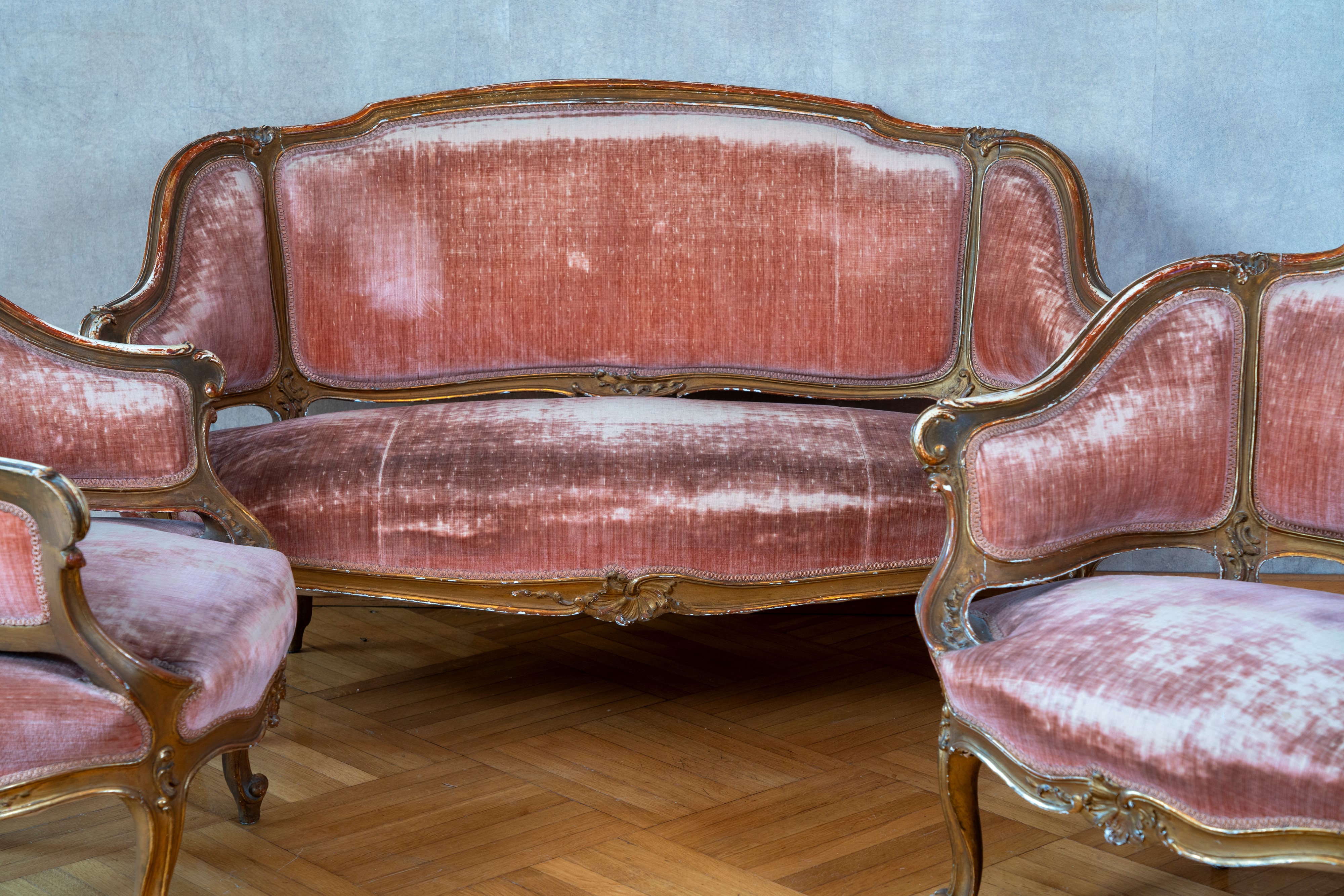 Fornitura da salotto, divano e due poltrone in legno dorato, Secolo XIX