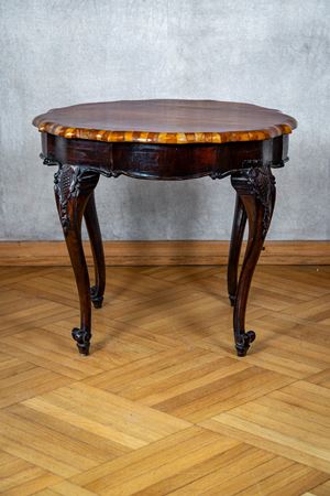 Tavolino in legno con piano circolare a profilo mosso e intarsiato. Secolo XIX