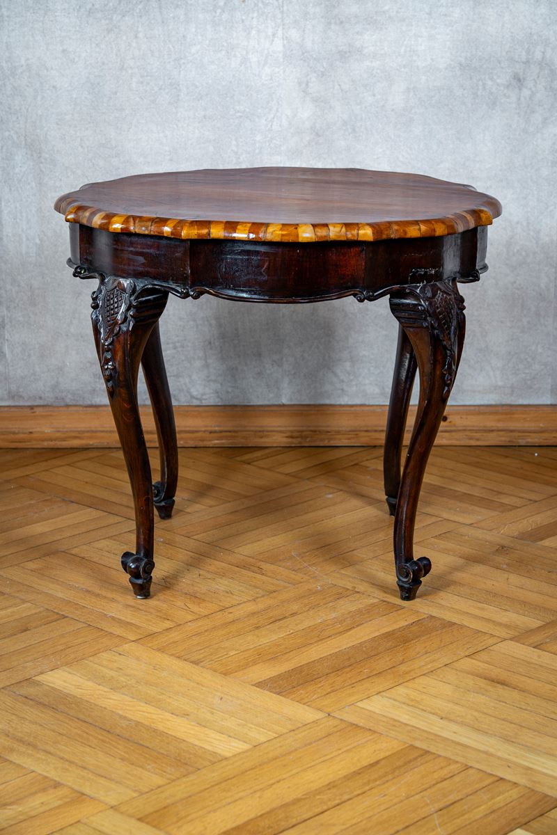 Tavolino in legno, piano circolare a profilo mosso e intarsiato, XIX secolo