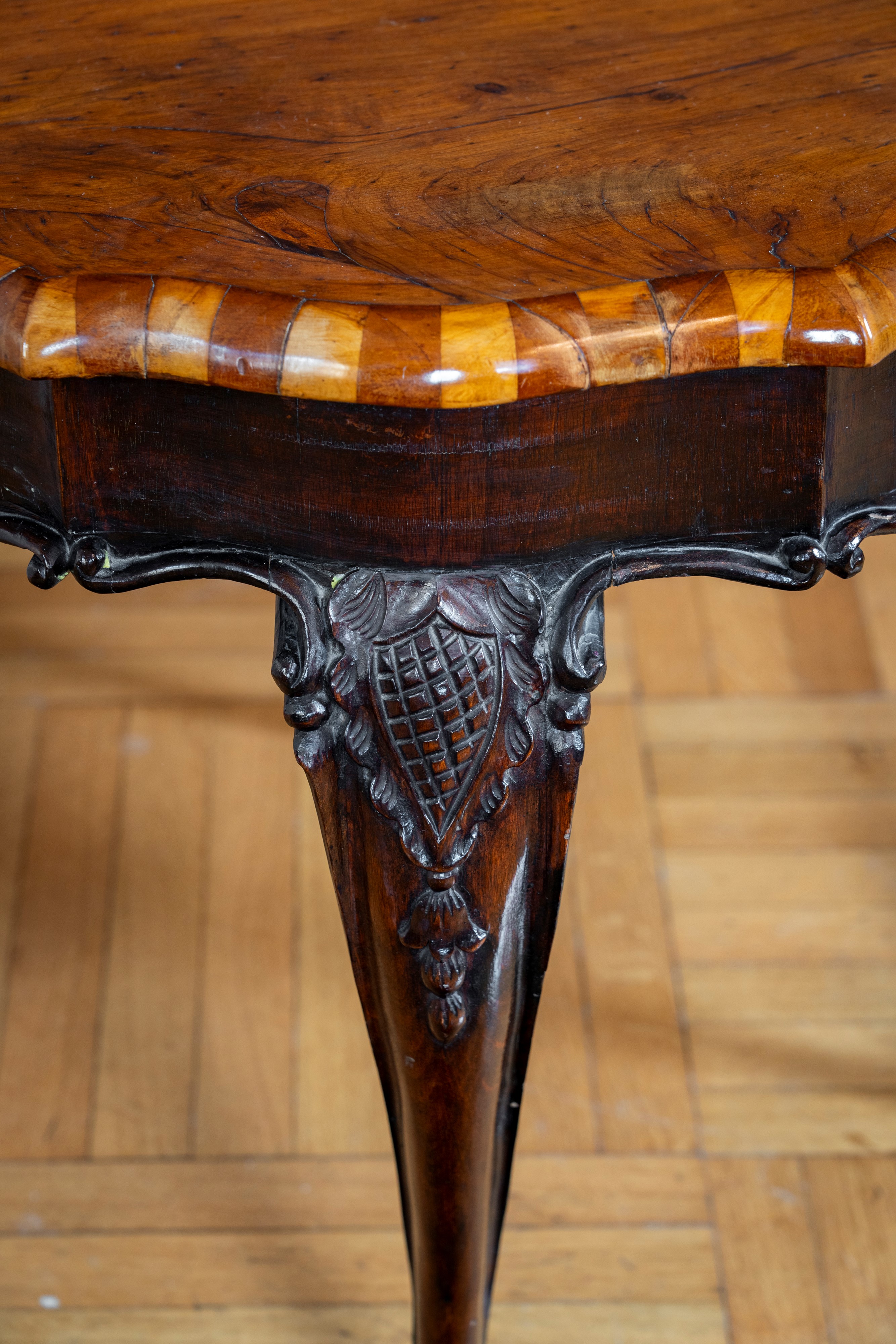 Tavolino in legno, piano circolare a profilo mosso e intarsiato, XIX secolo