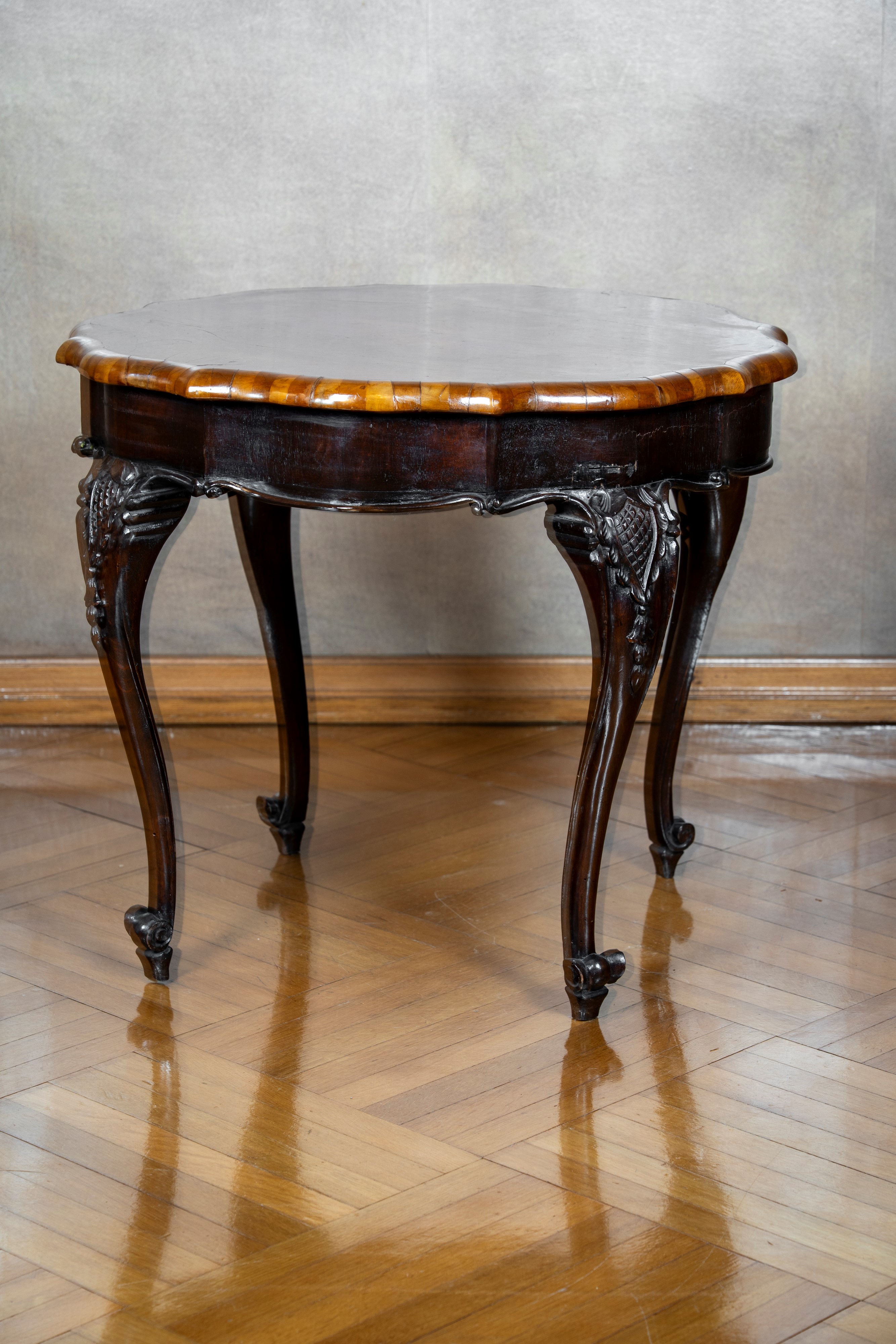 Tavolino in legno, piano circolare a profilo mosso e intarsiato, XIX secolo
