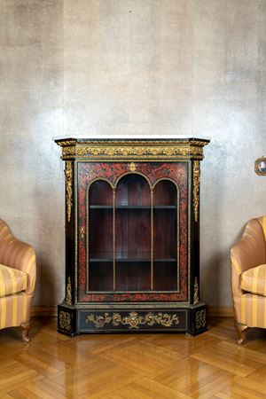Credenza in stile Boulle in legno ebanizzato e intarsiato. Secolo XIX.