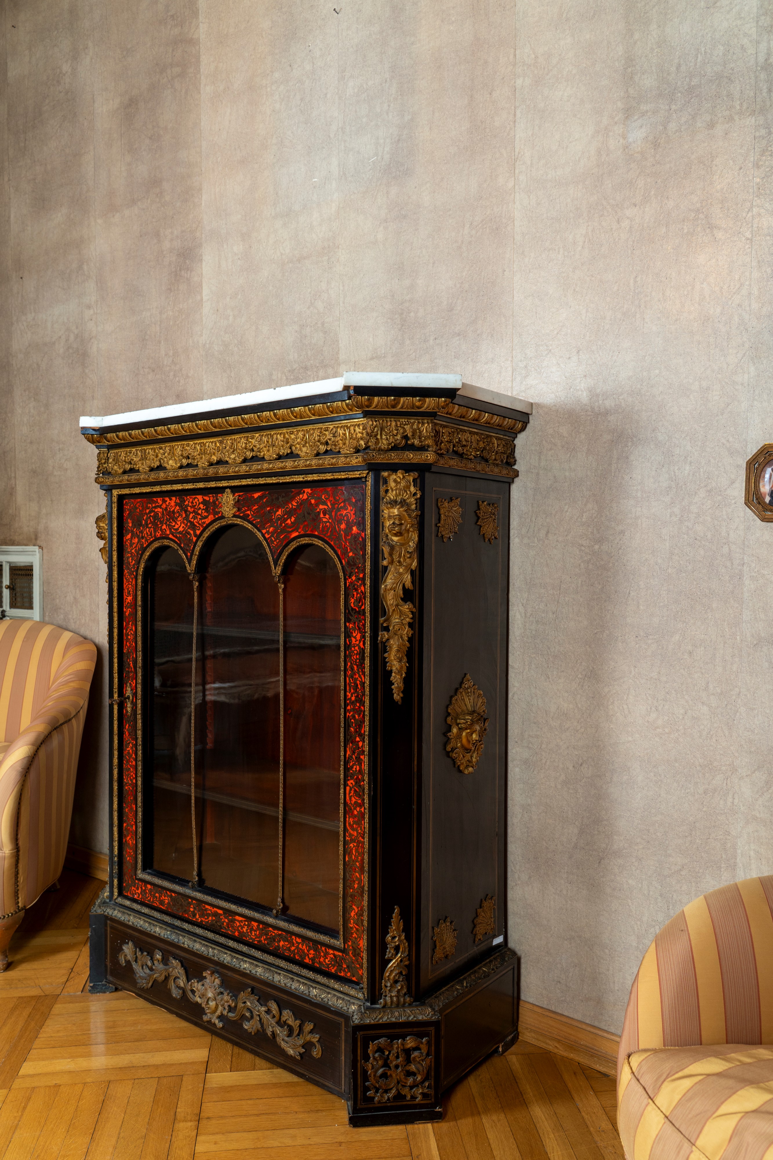 CREDENZA in stile Boulle, legno ebanizzato e intarsiato, con anta vetrata e piano in marmo bianco...