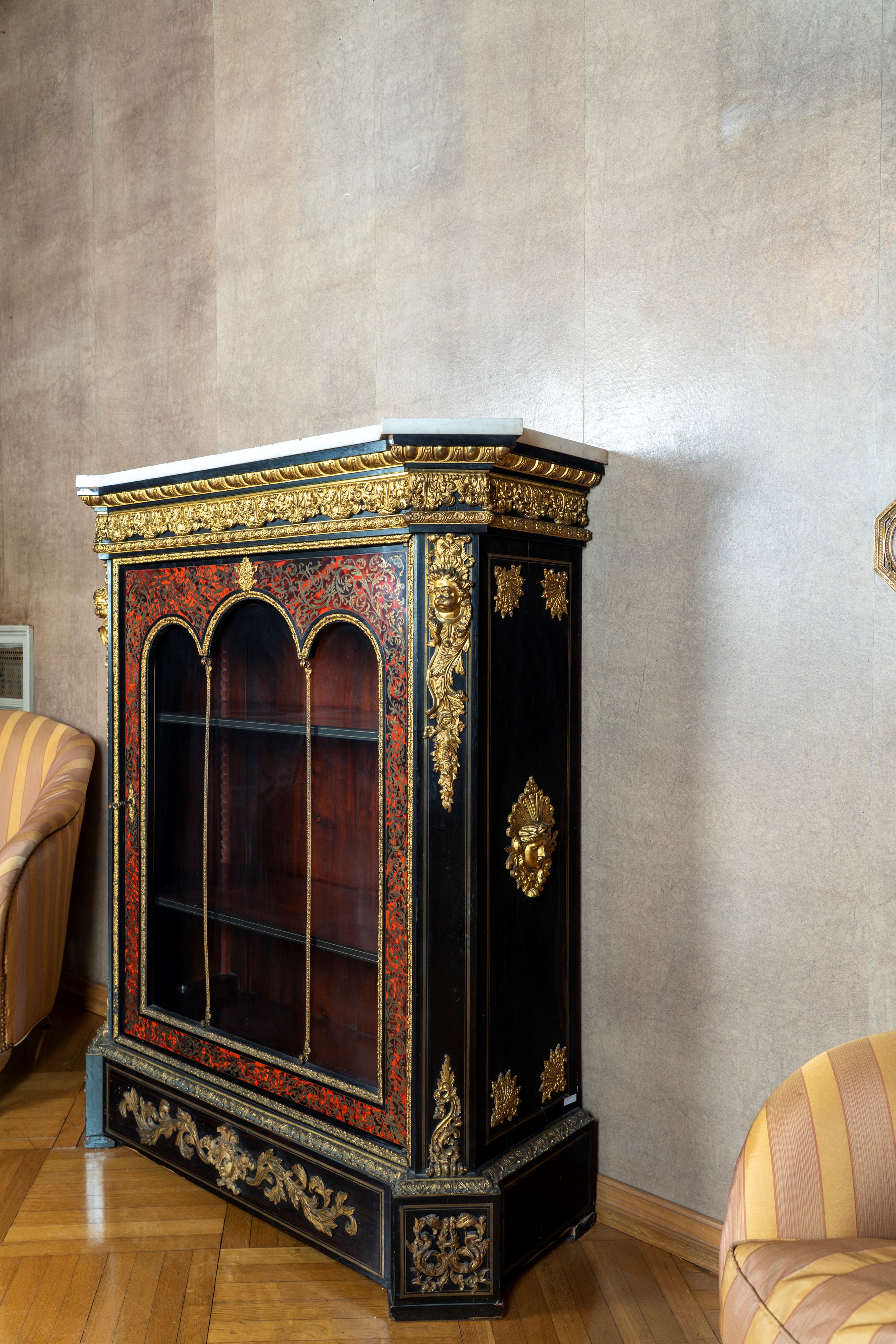 CREDENZA in stile Boulle, legno ebanizzato e intarsiato, con anta vetrata e piano in marmo bianco...