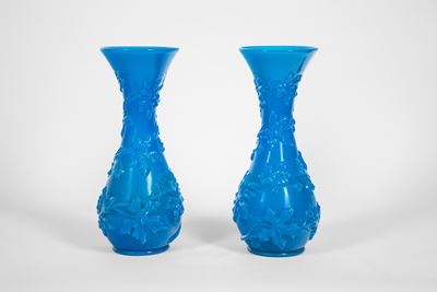 Baccarat, Coppia di vasi “Vase de Fantaisie no. 1” in opalina blu, rilievo a foglie (Francia, 186...