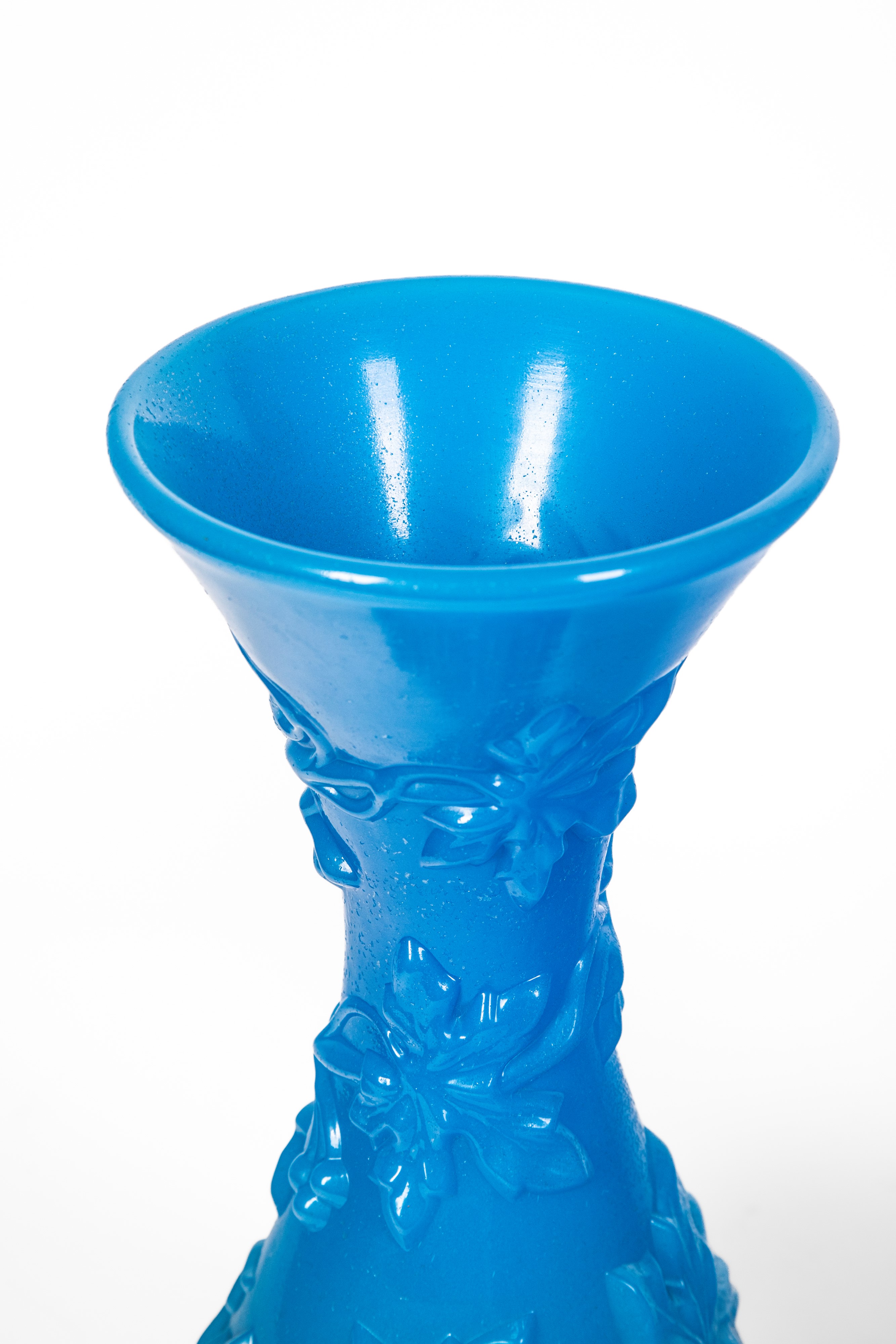 Baccarat, Coppia di vasi “Vase de Fantaisie no. 1”, opalina blu con decorazione a rilievo a fogli...