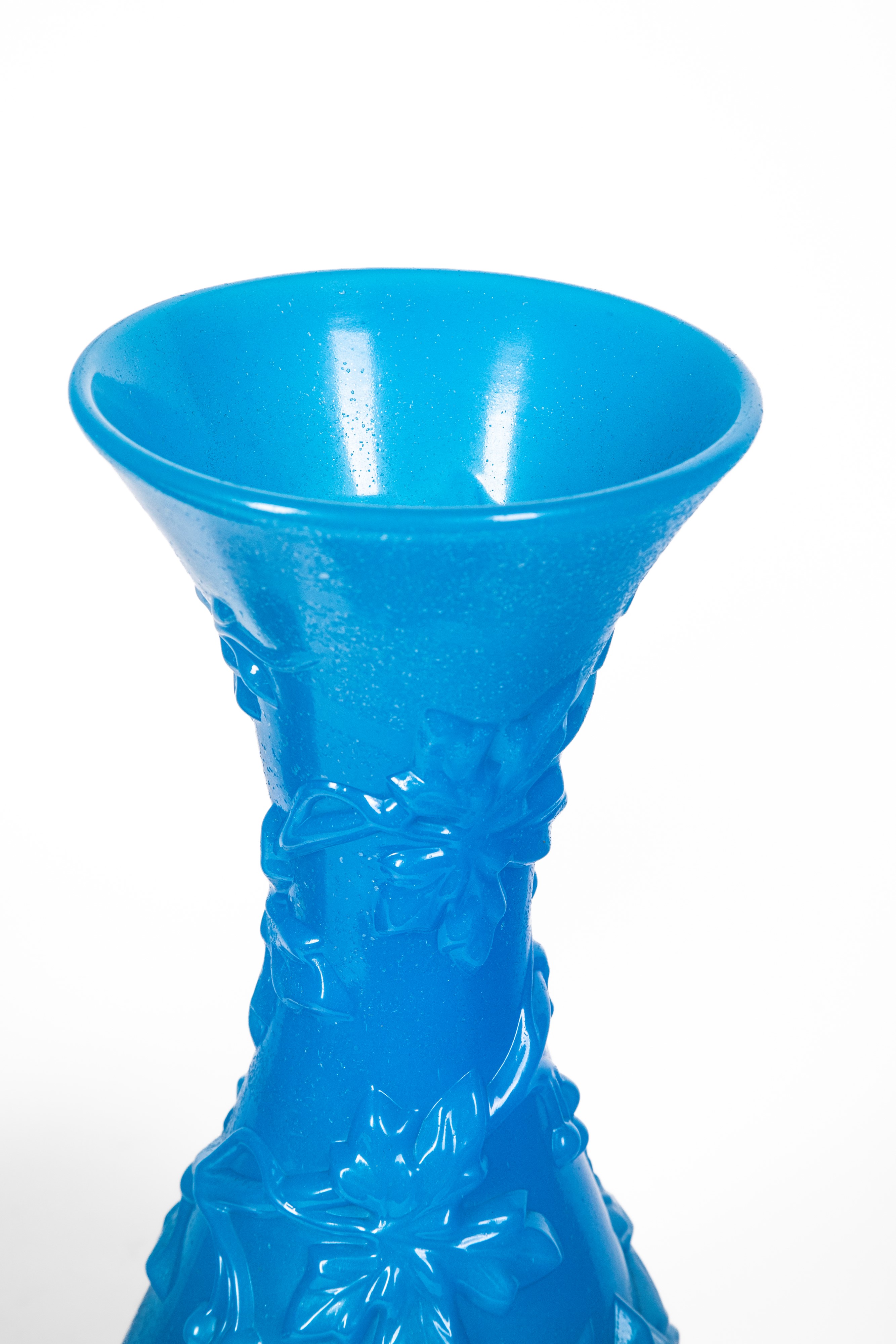 Baccarat, Coppia di vasi “Vase de Fantaisie no. 1”, opalina blu con decorazione a rilievo a fogli...