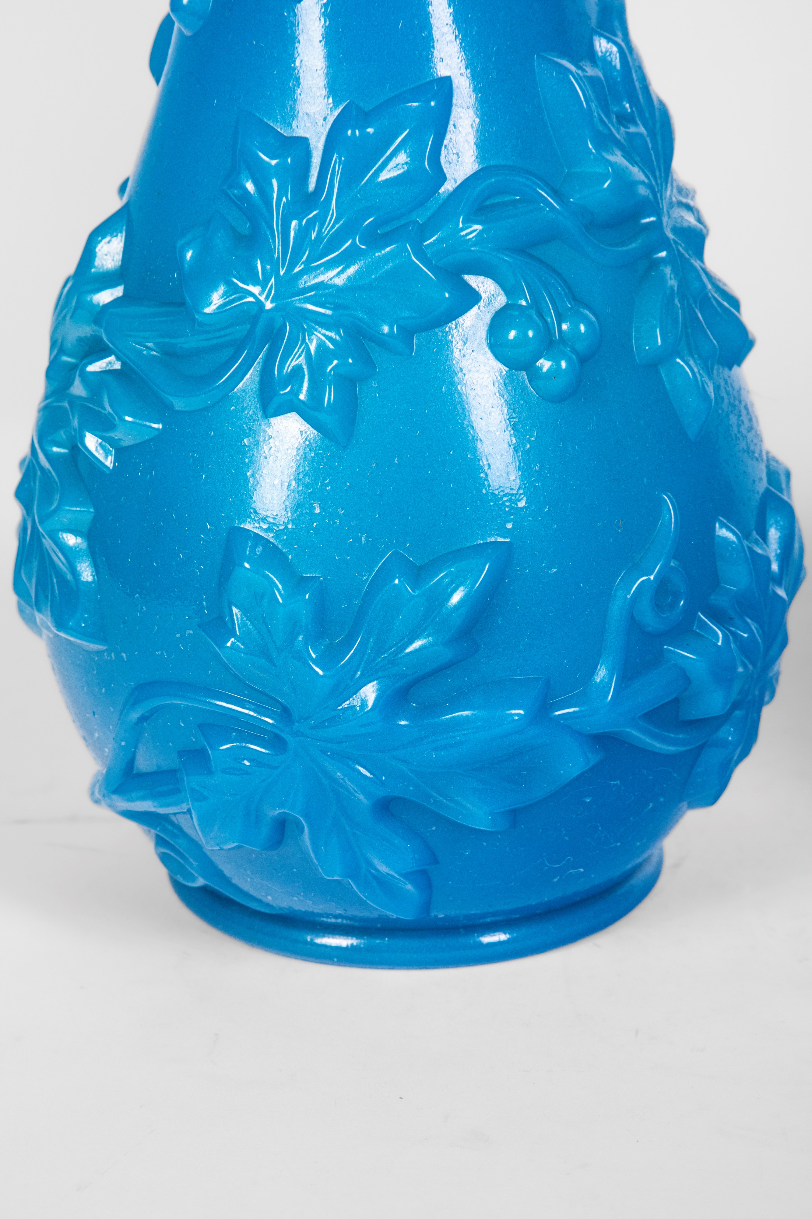 Baccarat, Coppia di vasi “Vase de Fantaisie no. 1”, opalina blu con decorazione a rilievo a fogli...