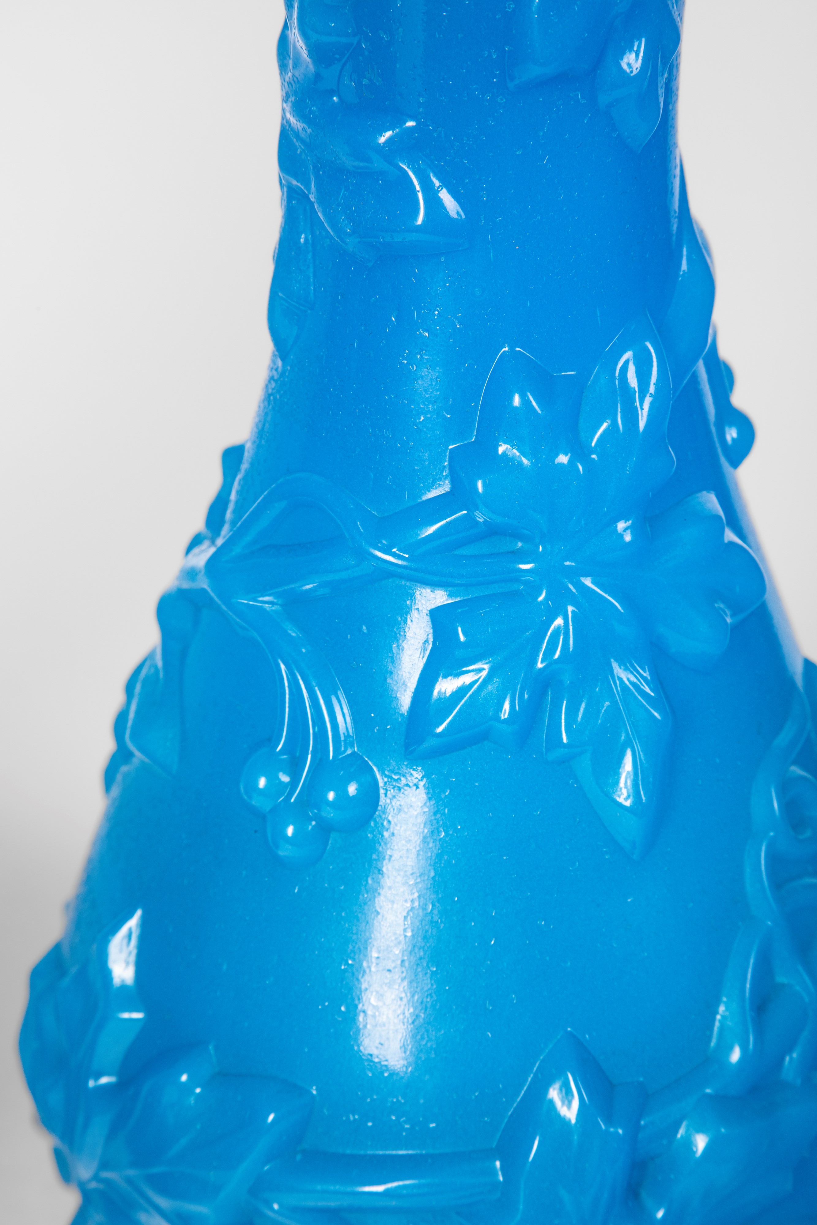 Baccarat, Coppia di vasi “Vase de Fantaisie no. 1”, opalina blu con decorazione a rilievo a fogli...