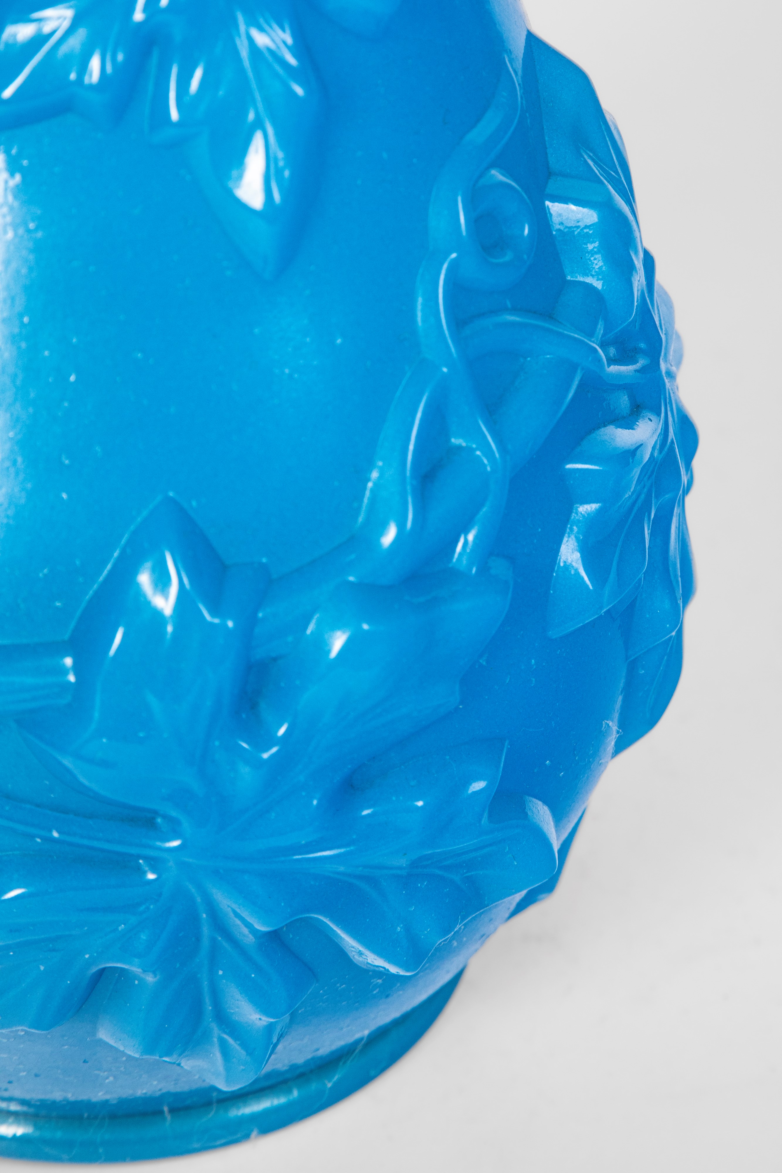 Baccarat, Coppia di vasi “Vase de Fantaisie no. 1”, opalina blu con decorazione a rilievo a fogli...
