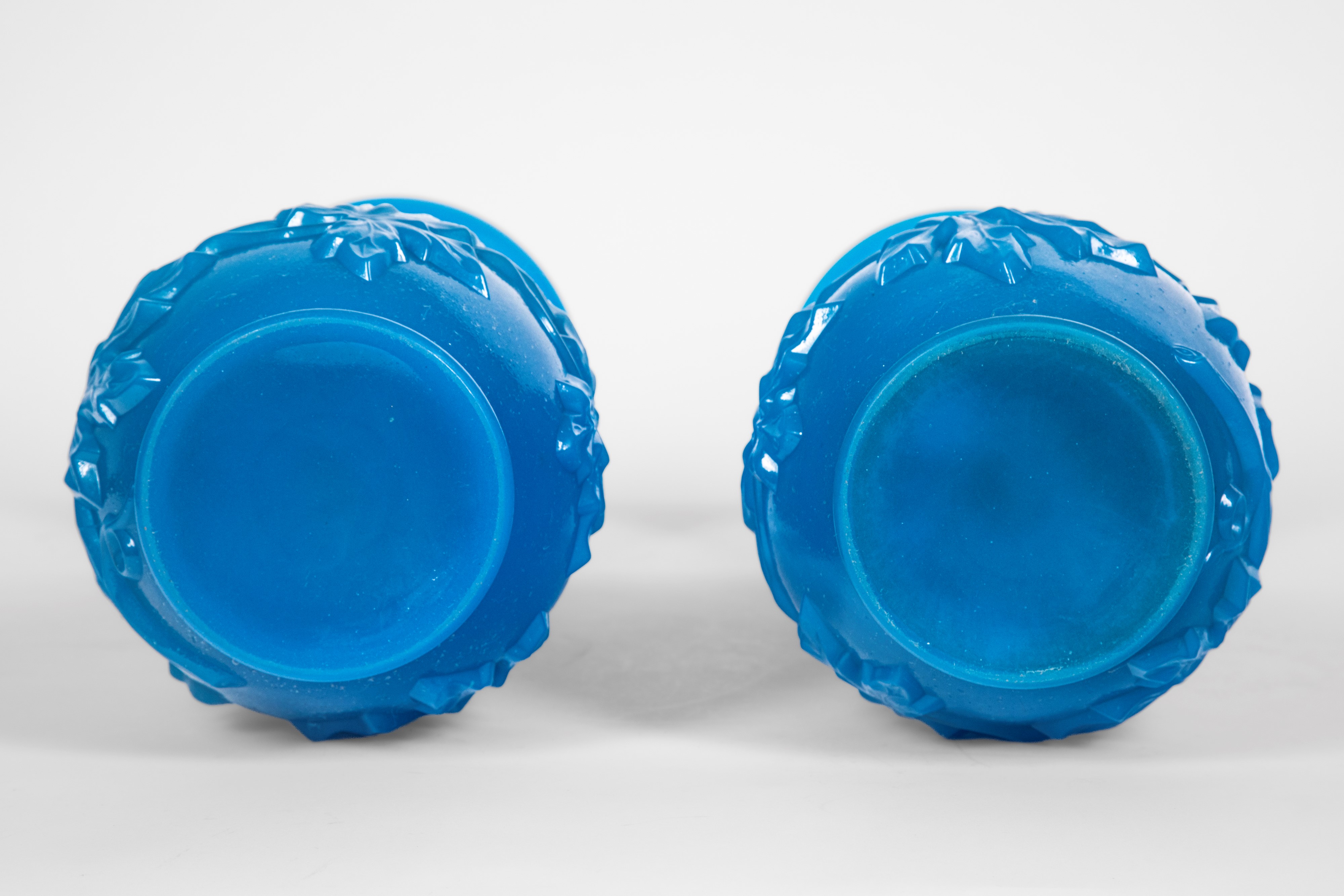 Baccarat, Coppia di vasi “Vase de Fantaisie no. 1”, opalina blu con decorazione a rilievo a fogli...