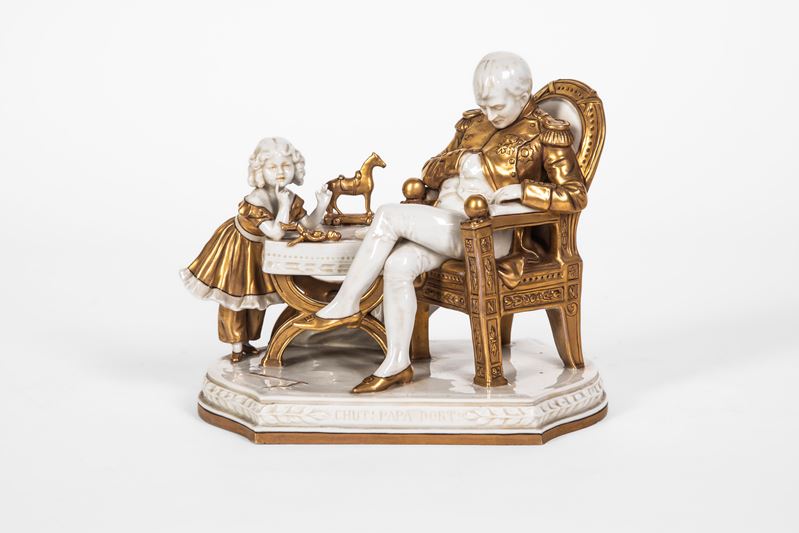 Chut, papa dort, Gruppo in porcellana bianca e dorata raffigurante Napoleone con la figlia (secol...