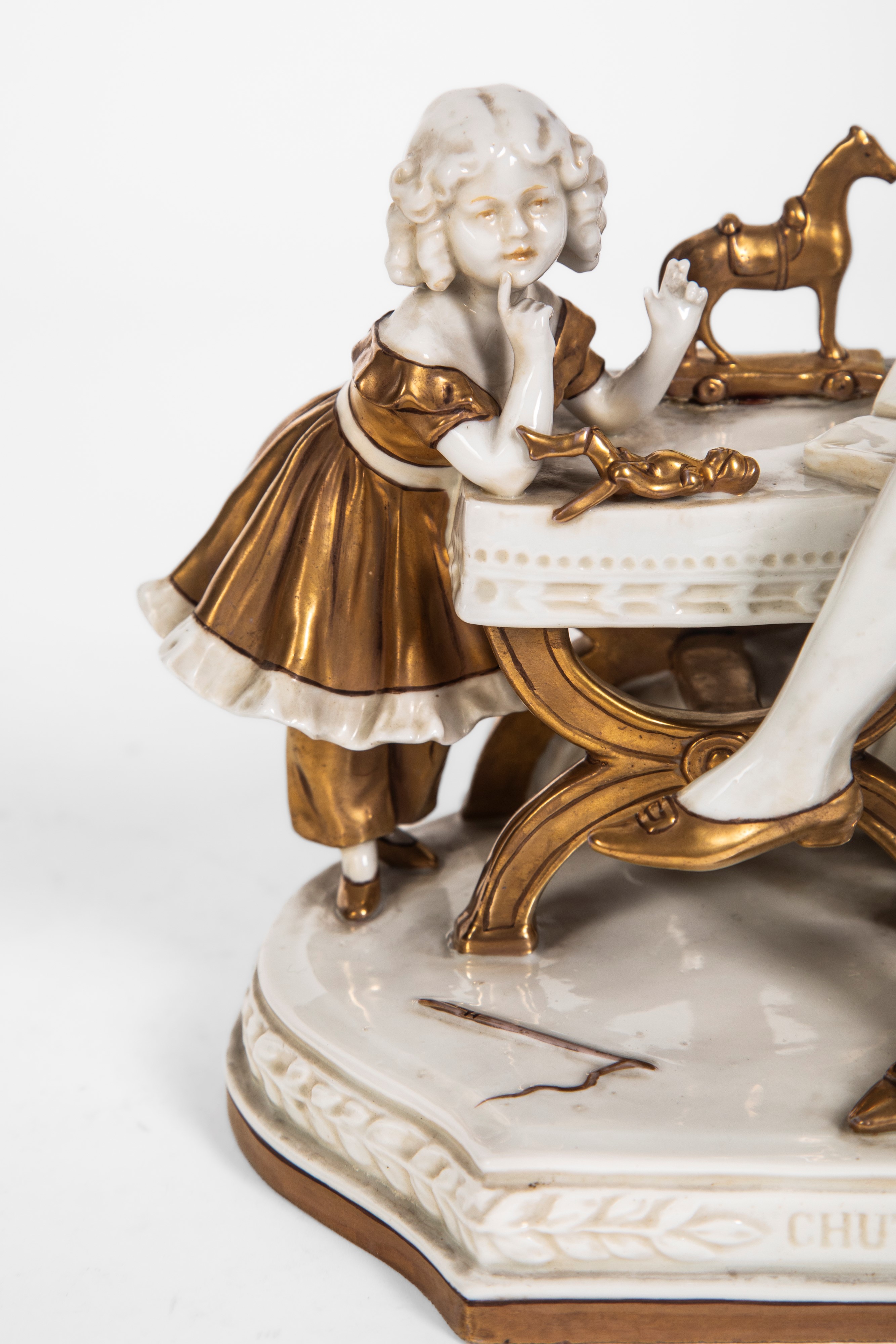Chut, papa dort, Gruppo in porcellana bianca e dorata raffigurante Napoleone con la figlia (secol...