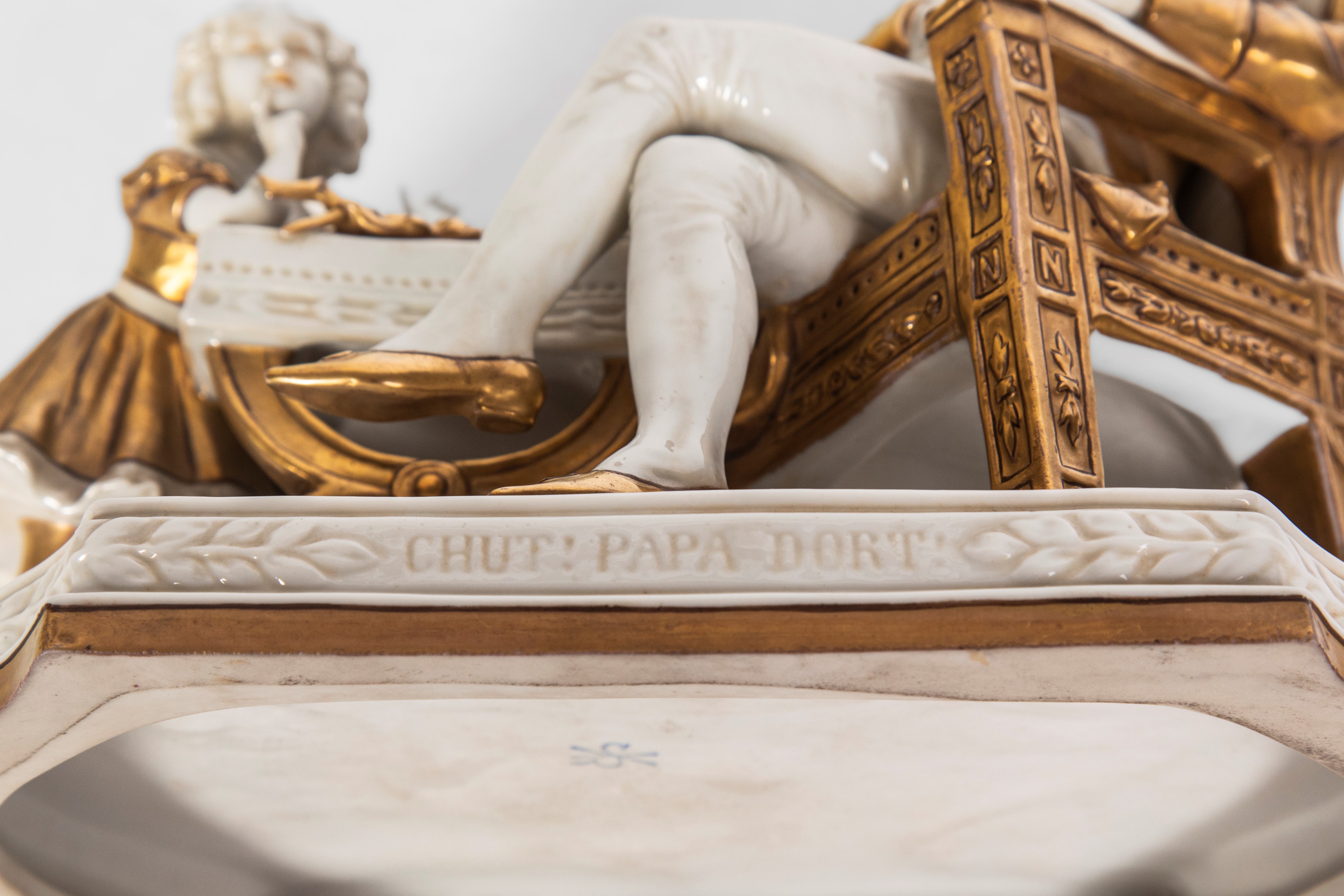 Chut, papa dort, Gruppo in porcellana bianca e dorata raffigurante Napoleone con la figlia (secol...