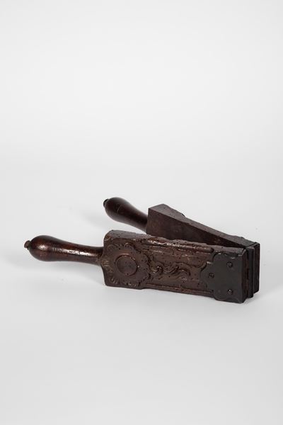 Antico spremiagrumi, in legno intagliato a motivo floreale con cerniera in ferro, XVII-XVIII seco...