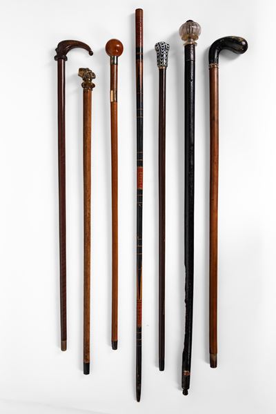 Sette bastoni da passeggio, con pomoli di diverso decoro e materiali (pietre dure, smalti, vetro ...