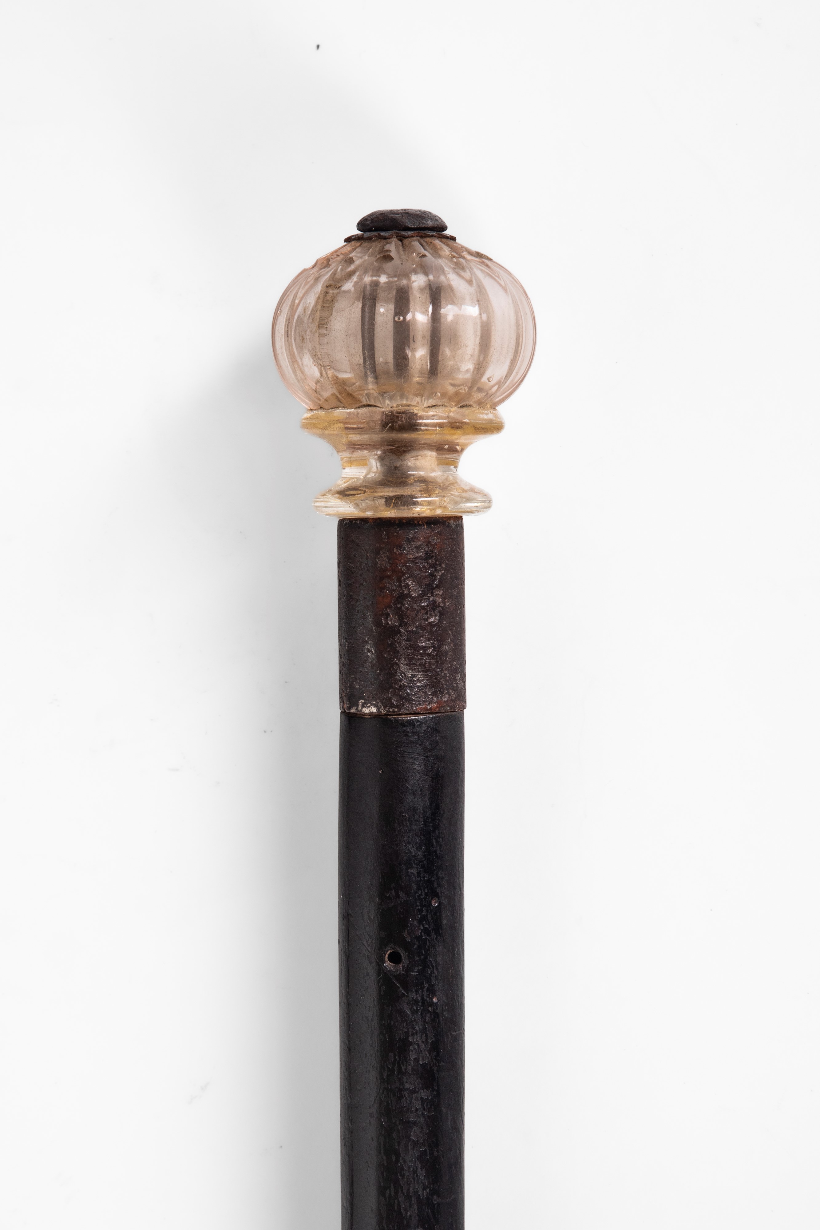 Sette bastoni da passeggio, con pomoli di diverso decoro e materiali (pietre dure, smalti, vetro ...