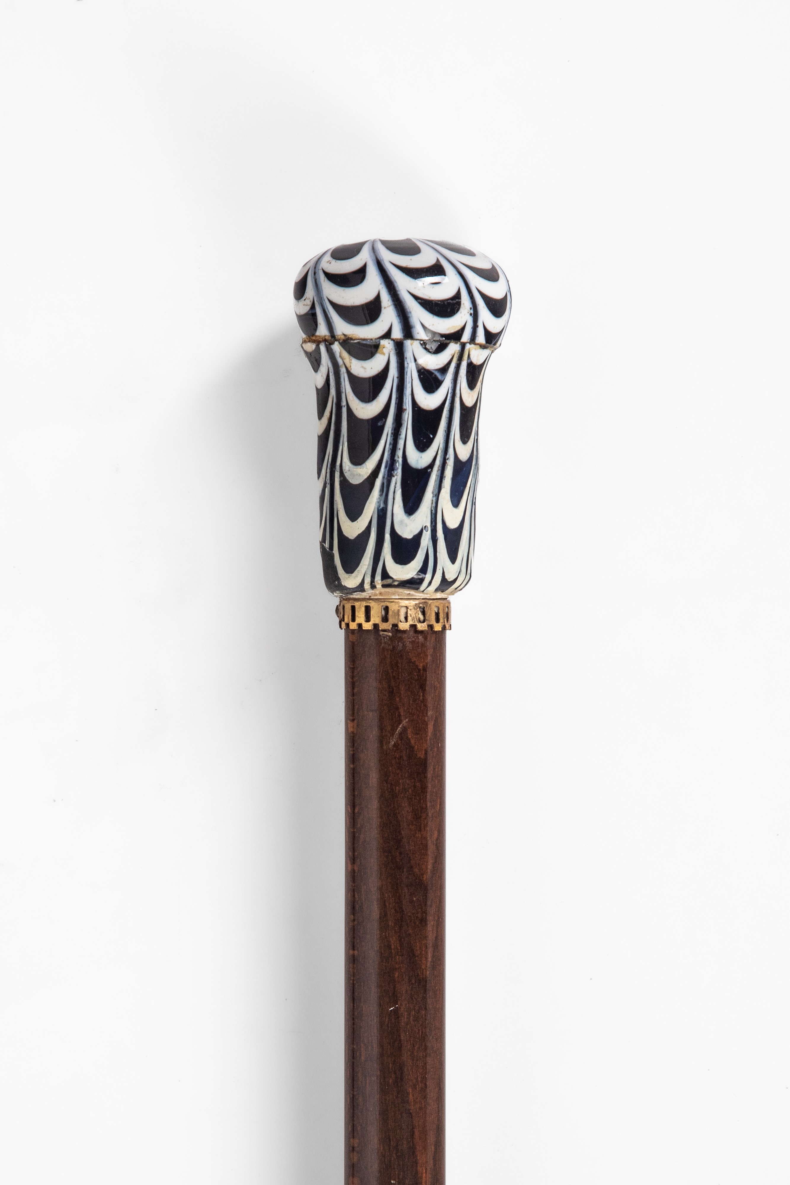 Sette bastoni da passeggio, con pomoli di diverso decoro e materiali (pietre dure, smalti, vetro ...