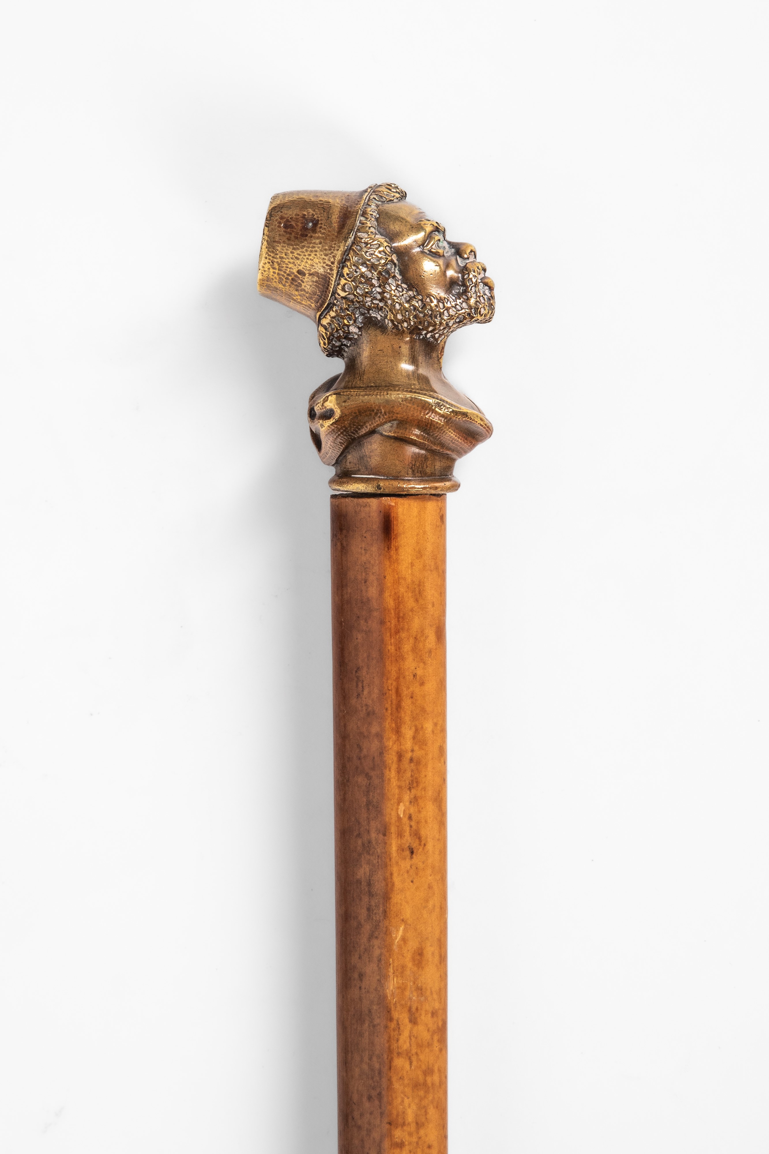 Sette bastoni da passeggio, con pomoli di diverso decoro e materiali (pietre dure, smalti, vetro ...