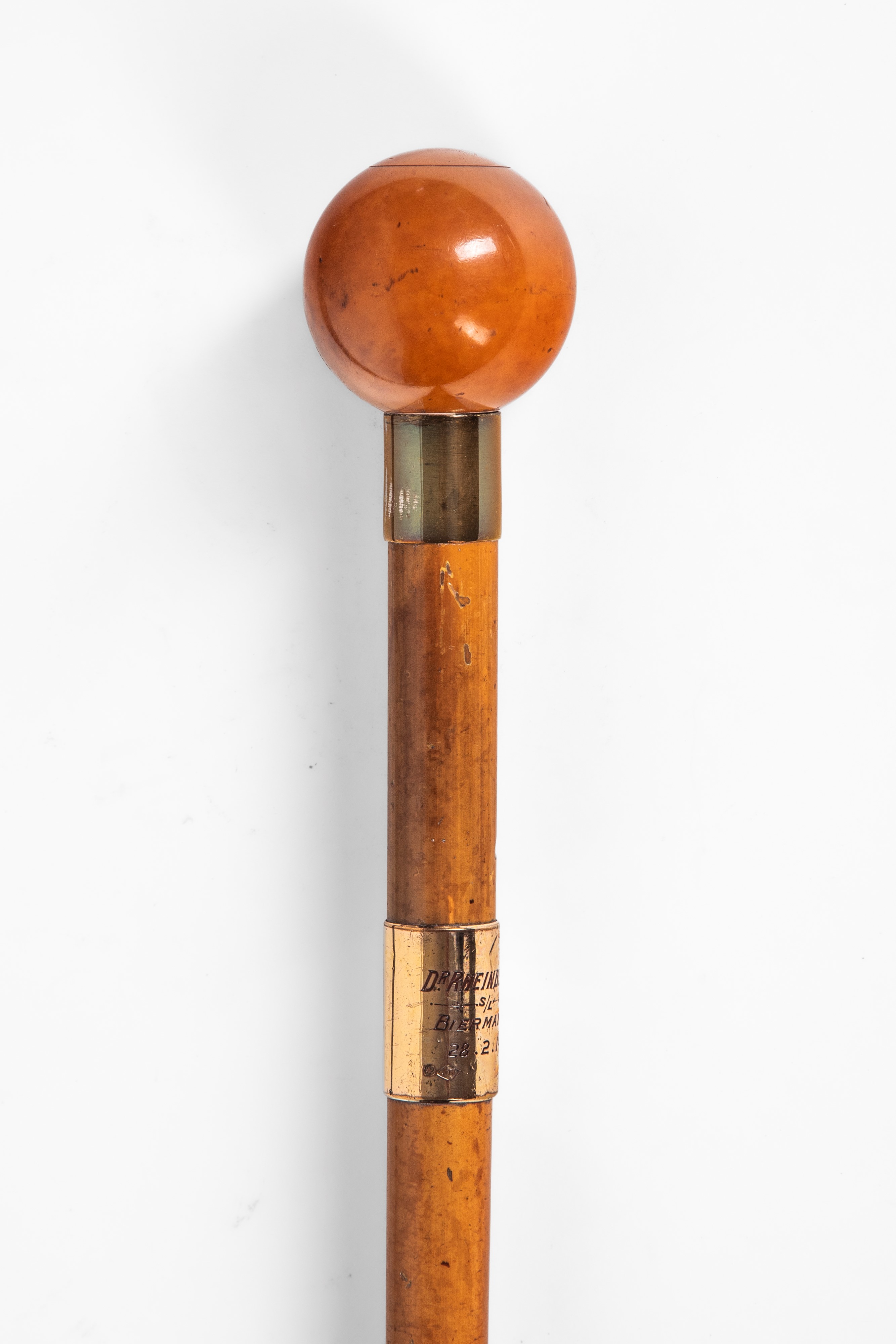 Sette bastoni da passeggio, con pomoli di diverso decoro e materiali (pietre dure, smalti, vetro ...