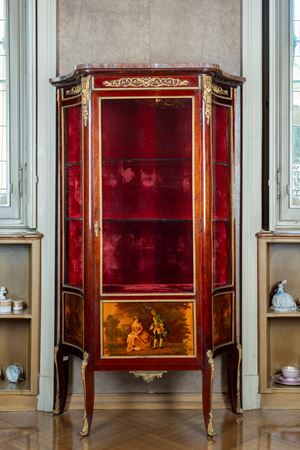 Vetrina in legno laccato rosso con piano in marmo e fregi in bronzo dorato.