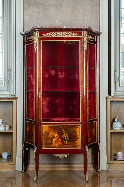Vetrina in legno laccato rosso, piano in marmo e fregi in bronzo dorato