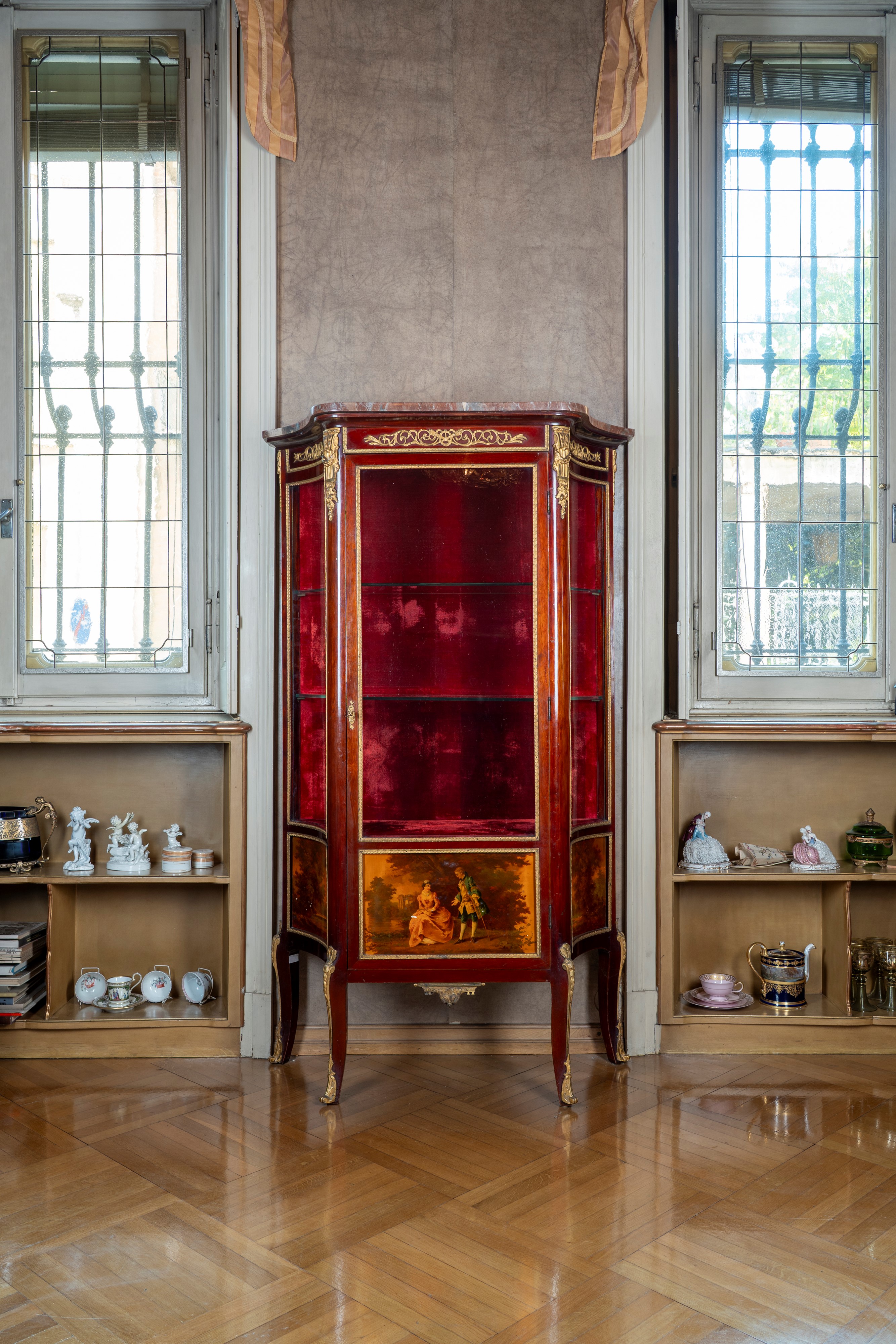 Vetrina in legno laccato rosso con piano in marmo e fregi in bronzo dorato