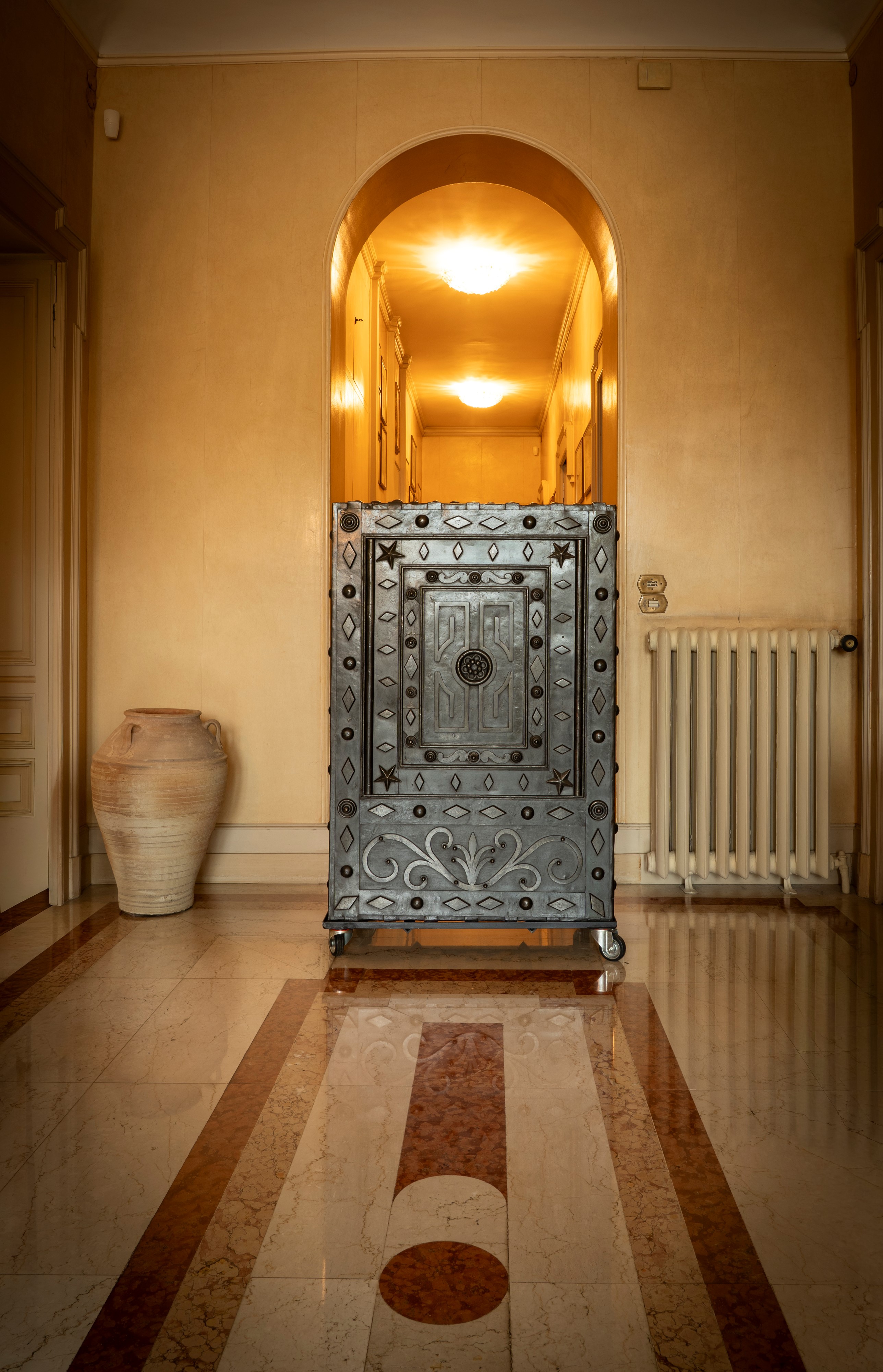 Grande cassaforte in ferro borchiato, parallelepipeda